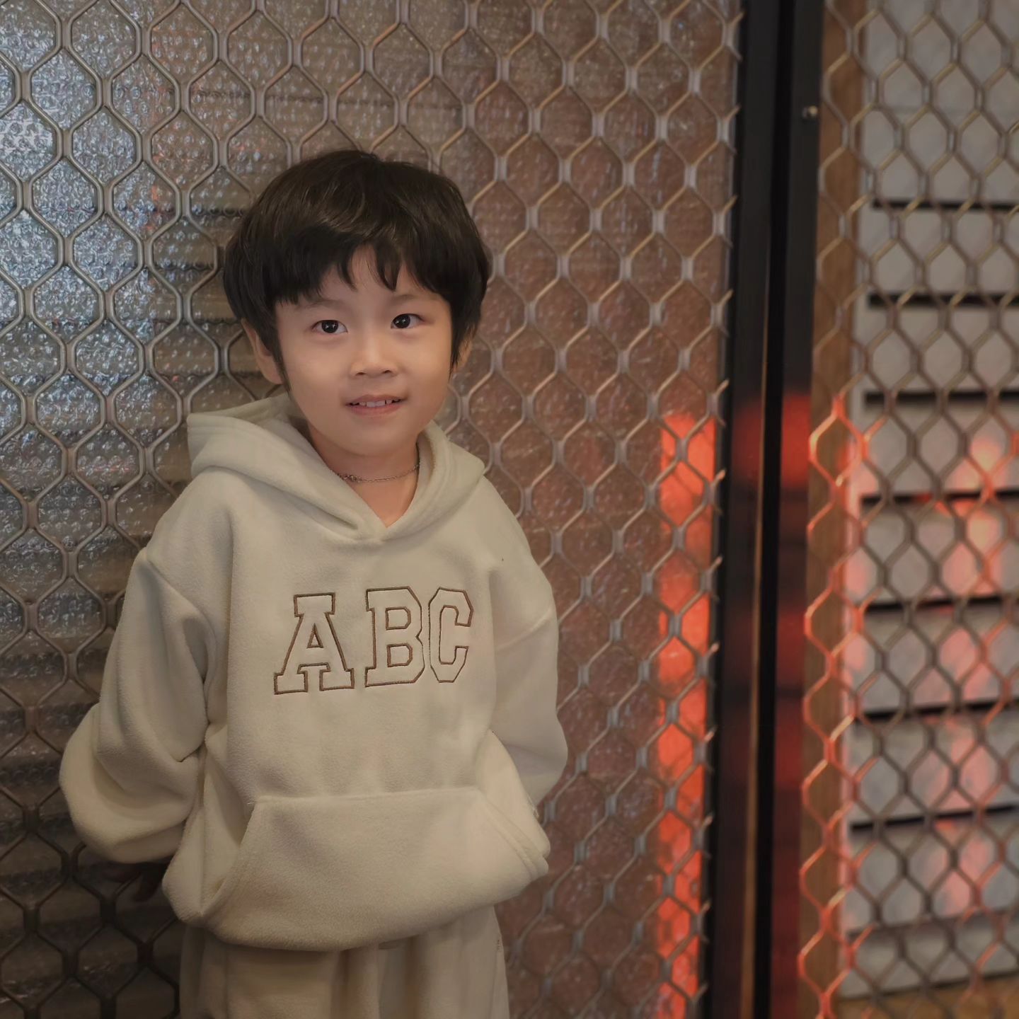 #4살오빠

잘생기면 다 오빠라햇던가,,
아들한테 오빠라 할뻔🤣 
이모랑 같이 롯데리아가서
햄버거 냠냠 ☺ 사실 감튀먹으러
가는단우,,ㅠㅠ
집에 감튀를 좀사야될듯ㅎㅎㅎ
저번에 기모옷산거 입구 외출했는데
단우랑 너모 찰떡 😙
뜨뜻해서 지금날씨에딱💕

🏷 단우 기모상하복 #날씨요정 
weather_fairy_ 

#날씨요정옷 #인스타아기모델 #아기모델 #4살 #쥐띠