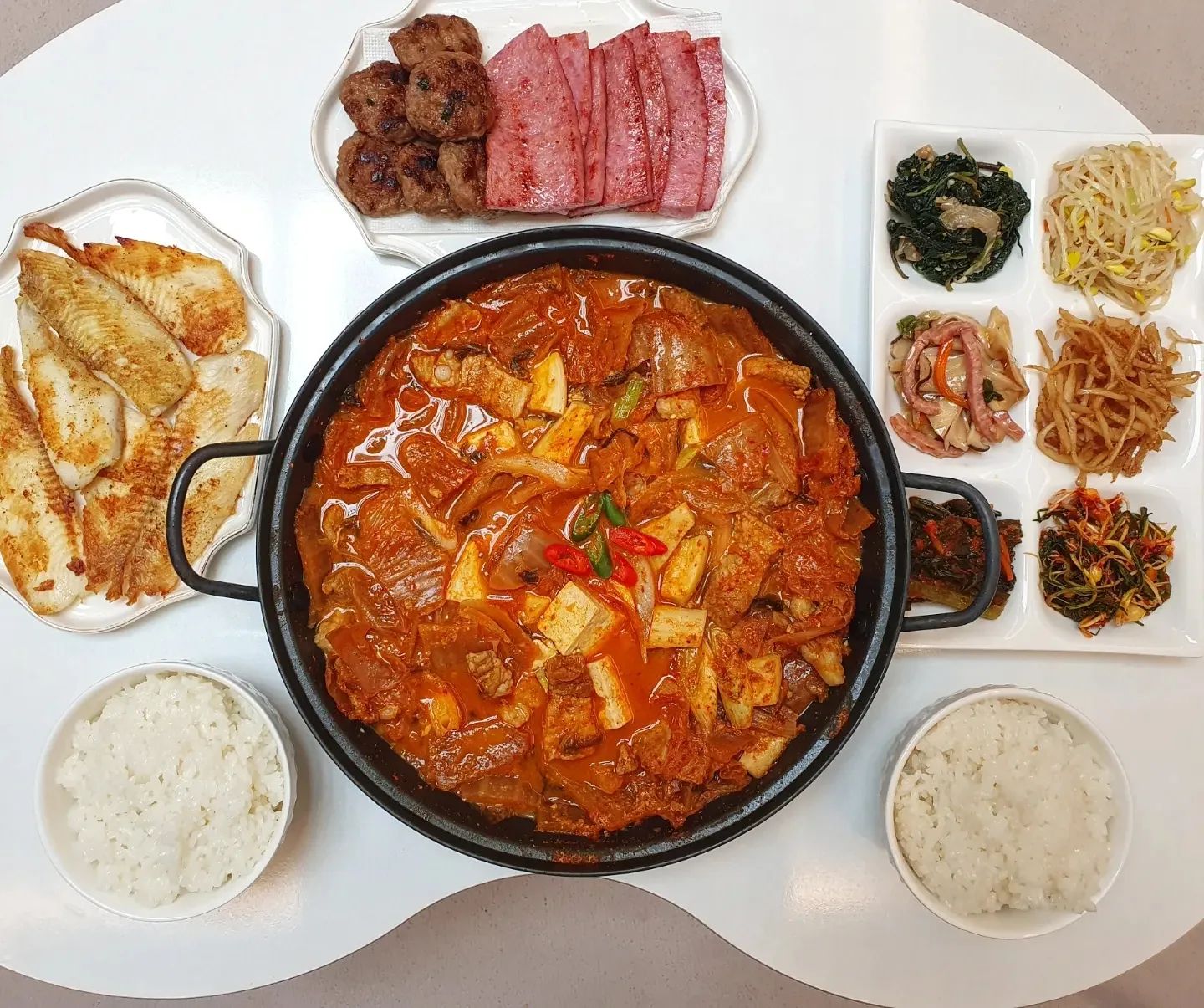 밀린피드올리기✔️

#새해떡국🍲#닭갈비#볶음밥#김치찌개#집밥메뉴#애들밥상