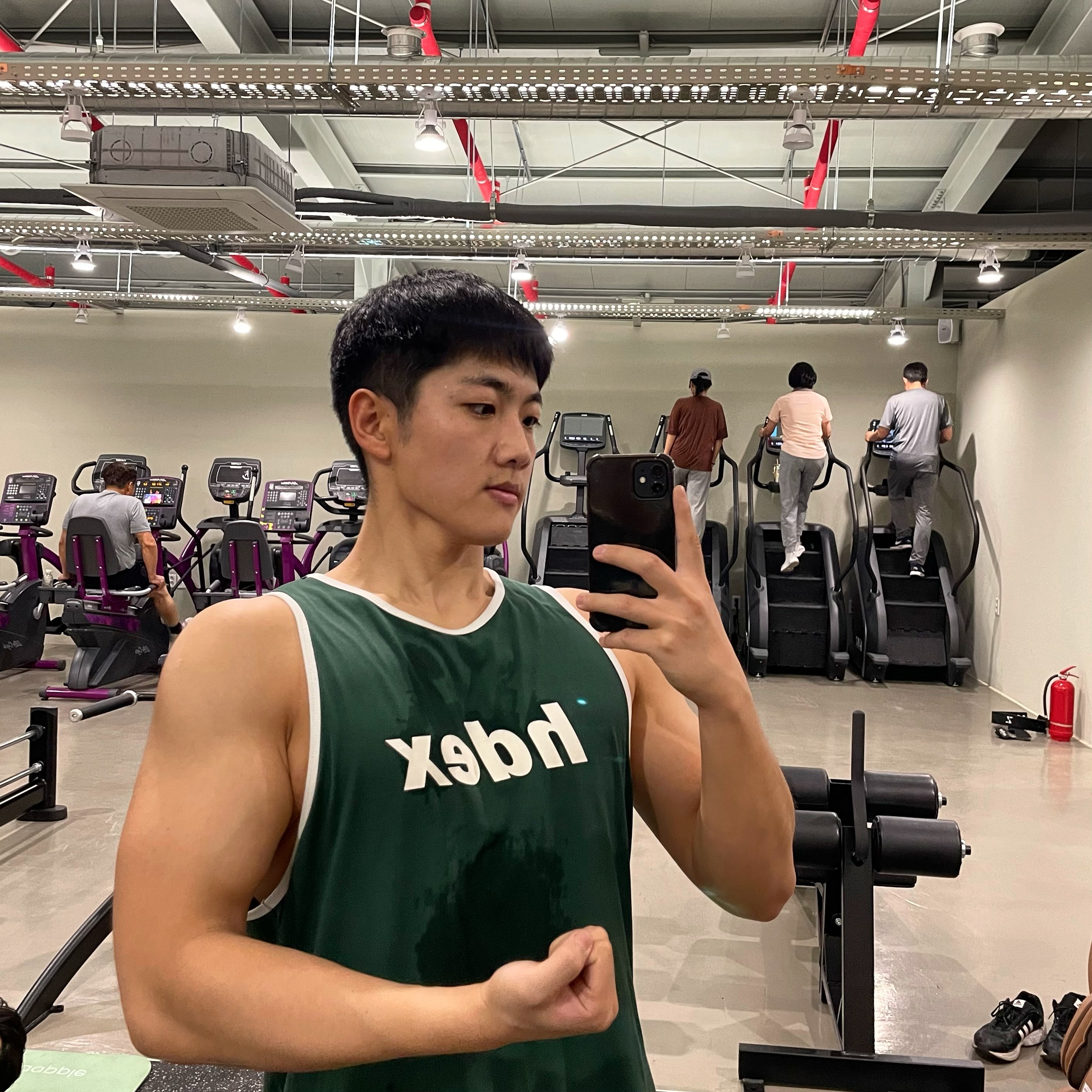gem의 대회일지 110일차📝

주말동안 쉬었으니 오늘은 1일 2피드

#pullday 
몸상태가 나아지면서 느낀게
사실 목을 다친게 아니라
저번주 상부 승모운동을 하면서
운동을 잘못해 다친곳이 목이랑 가까워
착각을 해서 오늘은 무리하지않고

데드리프트
바벨로우
시티드 케이블로우
V-바 렛풀다운와 함께

이지바 리버스컬
이지바 바이셉컬
덤벨 해머컬을 진행

마무리로 유산소를 1시간 타면서
대회에 나가는것에 대해 
진지하게 고민하며 운동 마무리

#오운완 #스포츠모델 #대회준비 #110일차
#헬스 #헬스타그램 #운동하는남자 #운동하는여자
#운동하는직장인 #운동소통 #운동기록 #운스타그램 
#다이어트 #바디체크 #동기부여