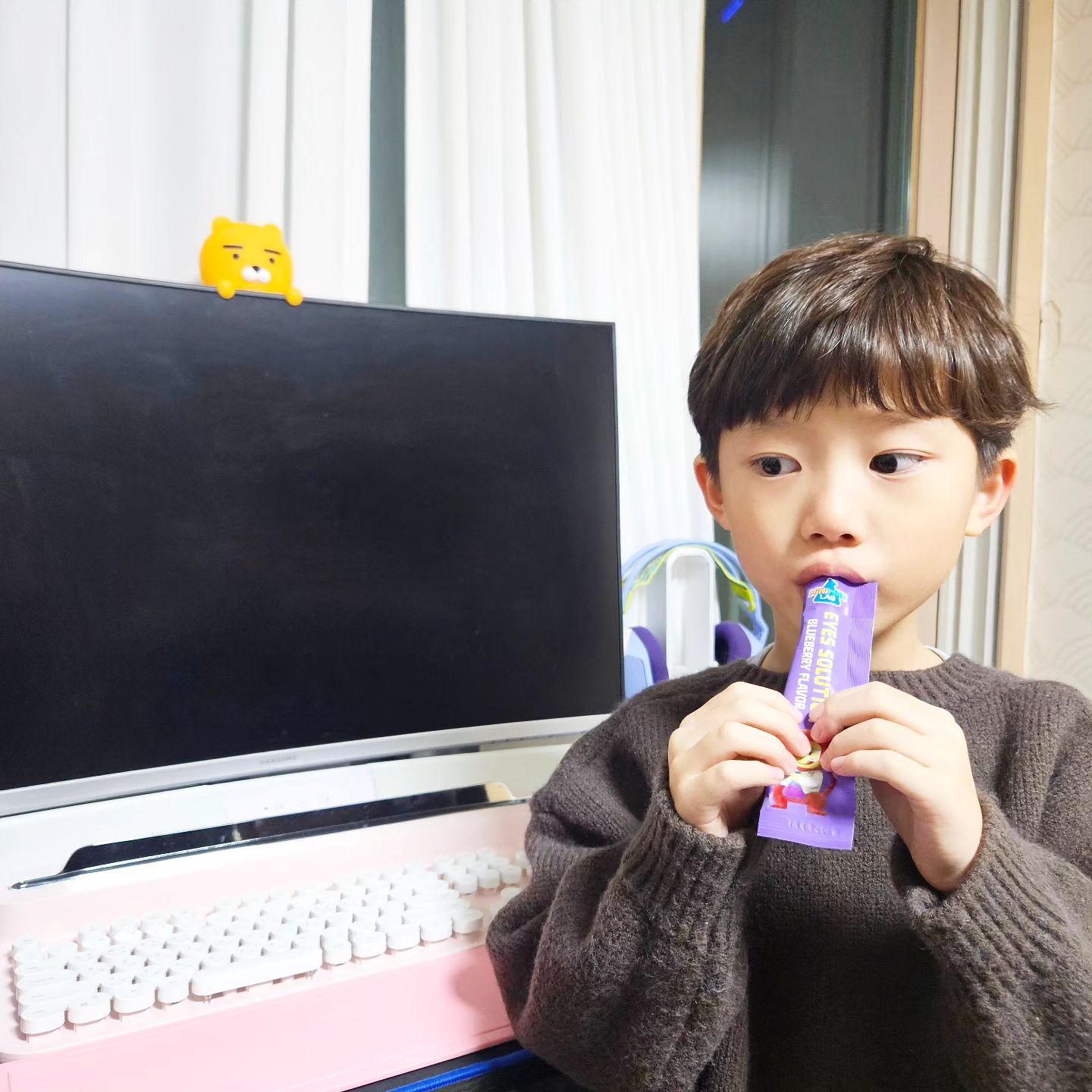 #제품제공
요즘 티비를 보다보면 종종 나오는 미니막스 랩 솔루션 블루베리맛 광고 보셨나요?
오상진씨가 광고하는걸 보면서 저희 아들은
엇! 내가 먹는 거다 외치곤 하는데요.

미니막스 랩 솔루션 블루베리맛을
배송비 3000원만 내면 체험해볼 수 있는
이벤트가 있어서 알려드리려고 해요.

아이가 잘 먹을지 안먹을지 고민되는 분들에게
정말 추천해요~ 다행히 냄새 맡아보고
먹는 것 골라내는 저희 아들도 잘 먹는답니다.

검색창에서 '디몰'을 검색해서 이벤트페이지에
들어가시면 신청해볼 수 있어요.
자세한 내영은 동야제약 디몰에서 확인하세요.

http://dmall.co.kr

*판매원 -동아제약(주)/제조원-코스맥스바이오(주)
본 제품은 건강기능식품입니다.
minimax.official
#어린이건강기능식품 #미니막스랩 #미니막스정글 #미니막스 #어린이눈건강 #눈솔루션 #무료체험 #육아템 #육아맘 #육아스타그램 #미니막스체험단