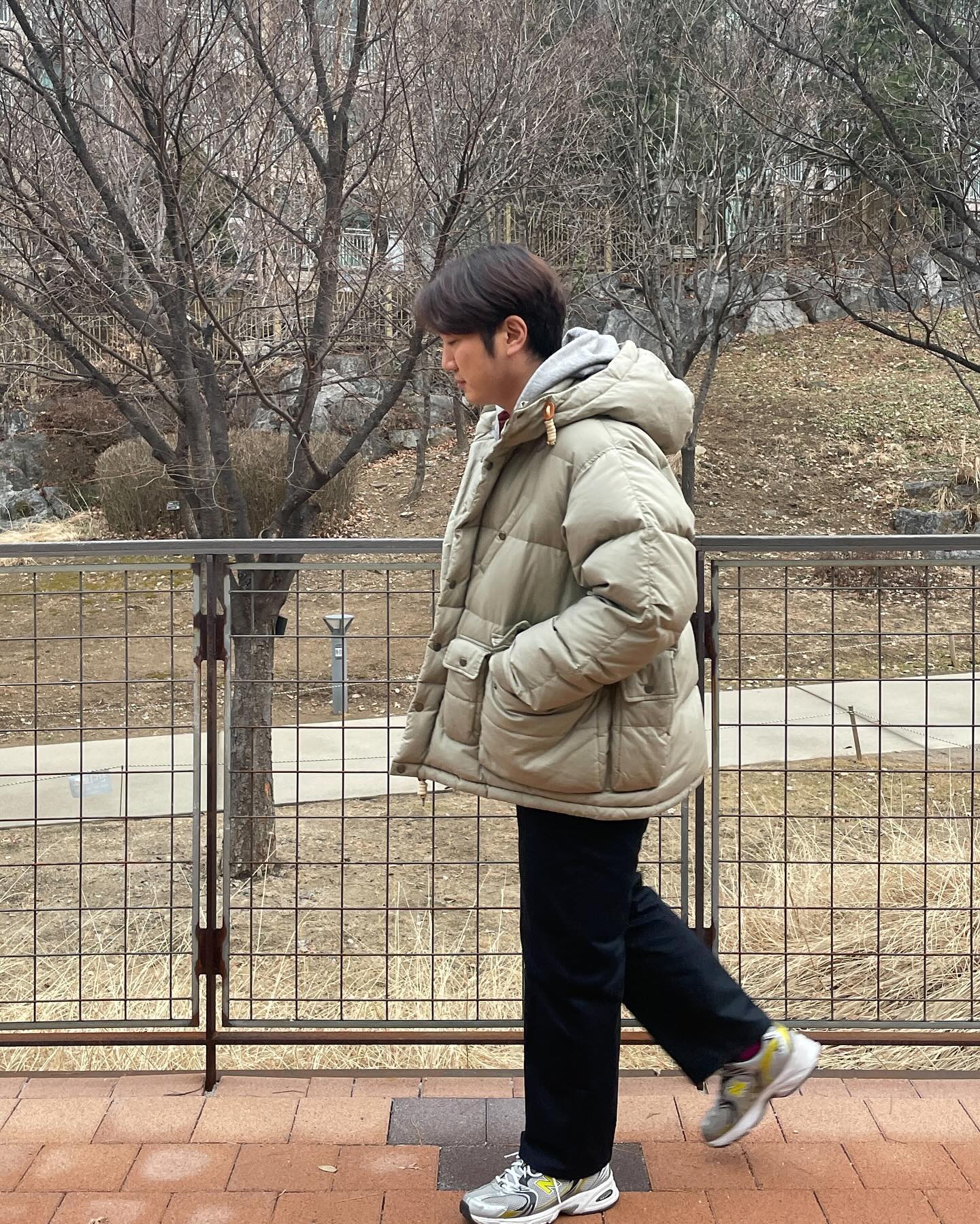 _
정답지를 슬쩍 확인하며 숙제를 했던
꼬꼬마 때 시절이 가끔은 그립기도 합니다.

사실 인생에 정확한 ‘정답’은 없으며
또 행복의 기준도 각자 다른 것이기에
“이 정도면 만족해” 라는 결론이 나오기까지
수없이 반복하고 새로운 걸 배워야 하니까요
죽을 때까지 배워야 하고 결정해야하니까

하지만 오늘도 너무 고생하셨습니다!

새해는 다가와도 주말은 찾아오는 건 
변함없는 사실이니까요

• Outer : #Henrycottons
• Hoodie : #Uniqlo
• Tshirt : #Saintjames
• Pants : #Universaloverall
• Shoes : #Newbalance