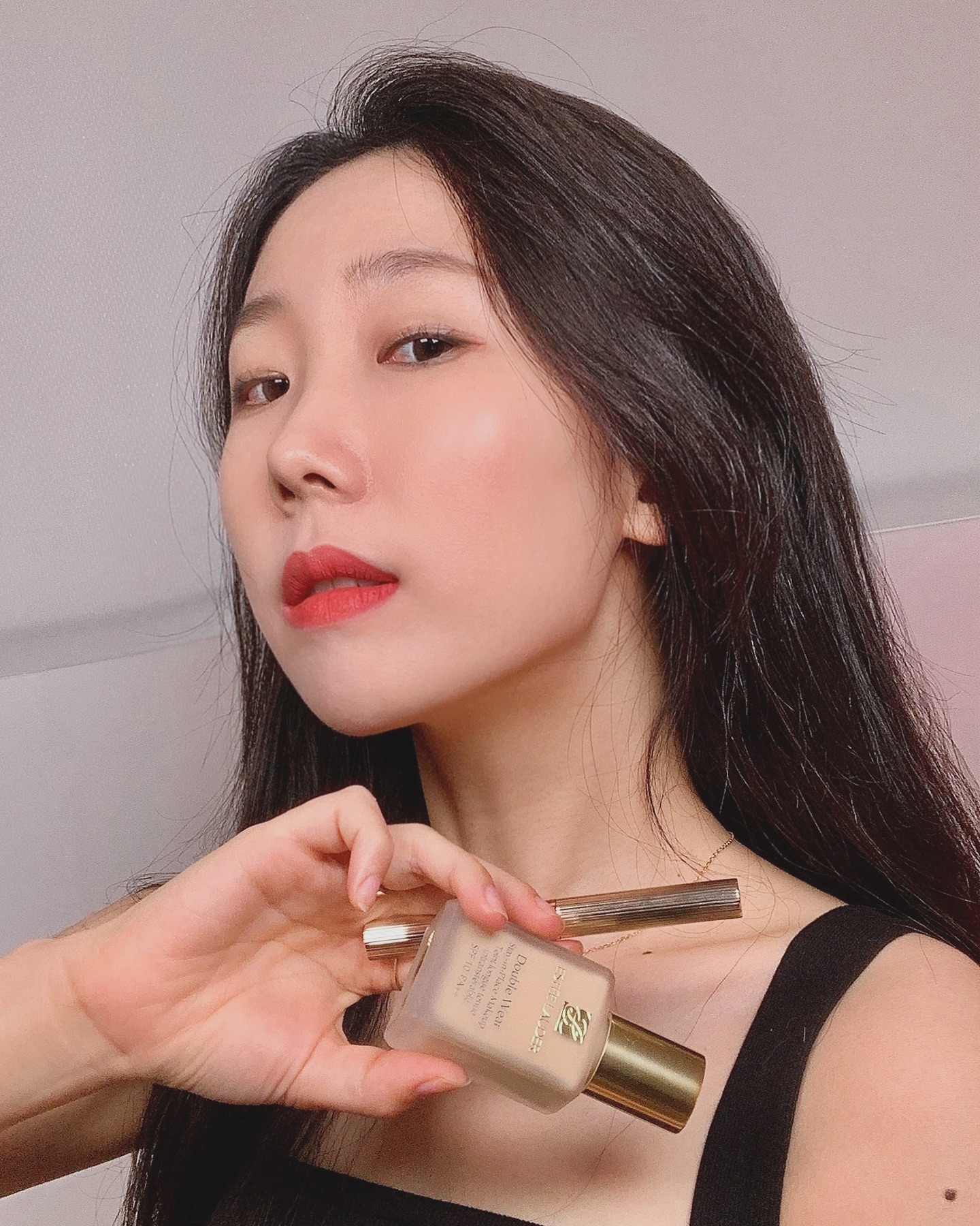 #광고 esteelauderkr 
나만의 룩을 완성해 준, 에스티 로더♥︎
여러 개 퍼즐처럼 조각조각 모여진 다양한 내 모습을 공유하는 My Shade My Story 에스티 로더 더블웨어 캠페인으로 나만의 룩을 표현해보았어요 :) 

✔️더블웨어 파운데이션 1W1 본
가벼운 텍스처와 초밀착 커버 테크놀로지가 만나 24시간 착붙 피팅은 물론 19가지의 다양한 컬러로 내 피부 톤에 맞는 맞춤 쉐이드까지 해주는데요. 저는 1W1 본 컬러를 사용했답니다. 본 컬러는 21호와 22호 그 사이에 있는 분들이 쓰면 더욱 좋은데요. 모공은 물론 붉은기와 잡티를 완벽하게 커버해줘 피부에 대한 자신감을 선사해준답니다. 

✔️울트라슬림매트립스틱 212 일렉트릭 나이트
끈적임과 묻어남 없이 무드있는 컬러감으로 12시간 지속되는 실크 매트 립스틱! 세련되고 정교한 울트라 슬림 패키지 디자인 설계로 정교한 립 메이크업 연출이 가능하답니다. 212 일렉트릭 나이트는 말린 장미와 코랄이 절묘하게 만난 컬러로 가을 뮤트톤에게 더도 말고 딱…* 

✔️My Shade, My Story Café
제가 사용한 더블웨어 쿠션을 비롯한 더블웨어 파운데이션, 울트라 슬림 매트 립스틱 등 다양한 에스티 로더 메이크업 제품을 만날 수 있는 에스티 로더 8월 더블웨어 카페 팝업 공간 <My Shade, My Story Café>를 8월 9일 ~ 18일 롯데백화점 잠실점 에비뉴엘 지하 1층 THE CROWN에서 만날 수 있다는 소식! 7월 29일부터 카카오톡 예약하기 통해 사전 예약 후 방문 또는 현장 워크인 대기 방문 가능하니 참고하고 다양한 에스티 로더 제품들 만나보세요 :) 

#에스티로더 #MyShadeMyStory #더블웨어 #울트라슬림매트립스틱 #더블웨어카페 #에스티로더메이크업