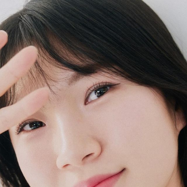  mirror__beauty_🪞미러뷰티 on Instagram: "@violet_standard_  #광고 

일반인도 편안한 분위기에서 프로필 촬영하고싶다면 📸✨
저는 매년 저를 기록하기 위해 프로필 사진을 찍는데요!
이번에 좋은 기회가 생겨서 바이올렛 스탠다드 스튜디오에서 프로필 사진 촬영하고 왔어요 💜💟 

단순히 기록용으로 가볍게 방문했던 곳인데 작가님과 오랜시간 차근차근 대화하면서 진정한 나를 찾을 수 있는 특별한 경험이었어요!! ✨ ( 대화 중에 진솔한 이야기 나누며 울었다는...🥲)

다양하게 요렇게 저렇게 촬영해보면서 저의 몰랐던 부분들을 발견할 수 있어서 좋았어요 💞🍑 (웃는게 더 매력적이었던!!)

저도 요런 촬영경험이 적어서 처음엔 소극적으로 촬영했지만 제가 좋아하는 노래 들으면서 편안한 분위기에서 점점 다양한 자세나 표정들로 촬영할 수있었어요 ⭐️📸

저처럼 프로필 촬영은 하고싶은데 망설이신다면!
프로필 촬영이 어렵게 느껴지셨다면 편안한 분위기 만들어주시는 
바이올렛스탠다드 스튜디오에서 촬영하시는걸 추천드릴게요💜

오랜시간 작업해주신 작가님께 정말 감사드려요 📸💟✍️

📍예약은 네이버에 “바이올렛 스탠다드” 검색 후 예약하실 수 있어요 💟

-
-

#프로필사진 #배우프로필 #모델프로필 #개인화보 #일반인화보 #일반인프로필 #졸업사진 #개인프로필 #프로필스튜디오 #프로필촬영 #프로필사진촬영 #포트레이트 #배우지망생 #모델지망생 #사진관 #개인촬영 #화보촬영 #사진보정 #인물보정"