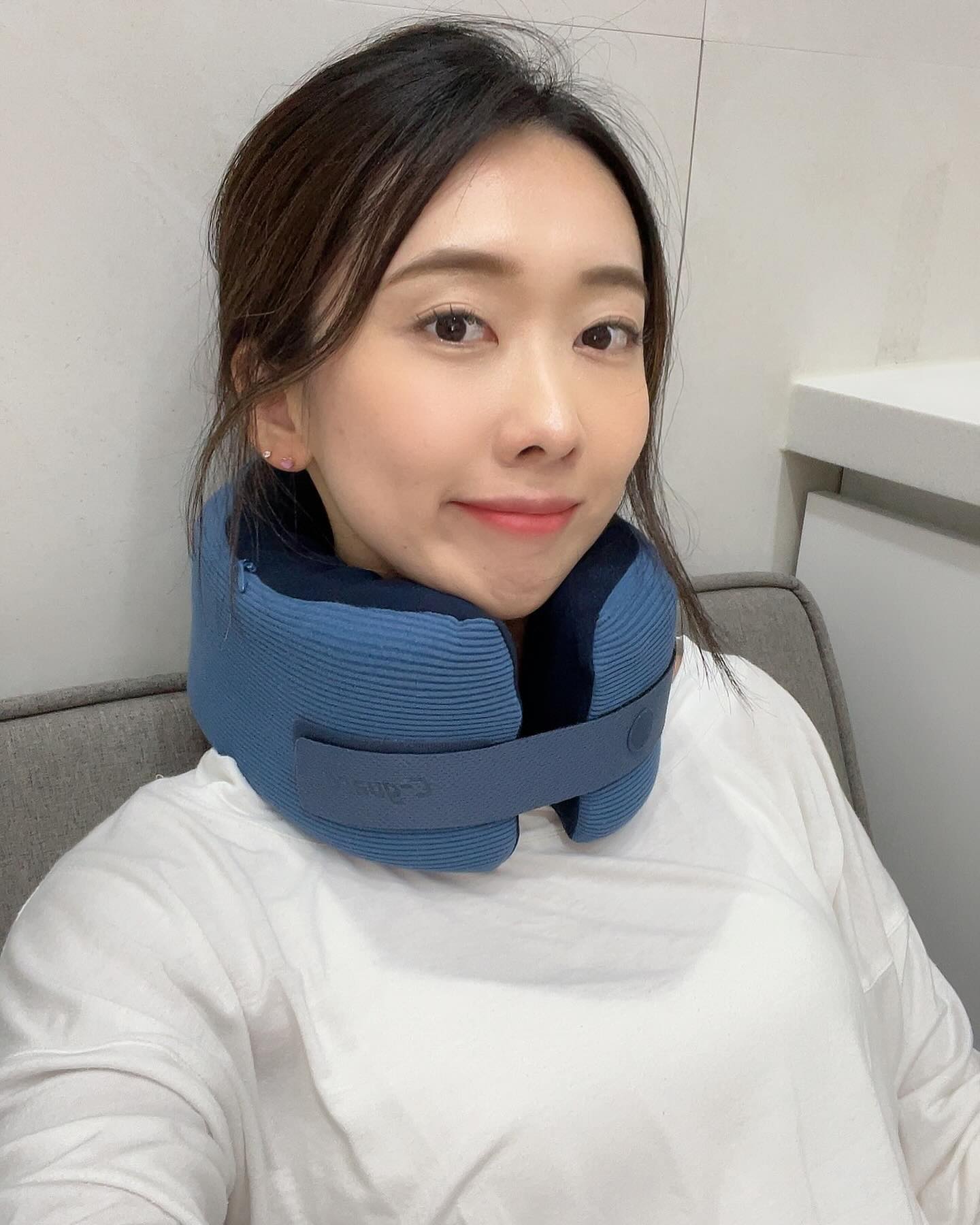 #협찬 
제가 쪽잠을 자도 편하게 잘 수 있는 이유
⬇️⬇️⬇️⬇️
의사가 직접 만들고 설계한 목베개 “씨가드”예요
요즘 현대인들 자도자도 너무 피곤하잖아요
차타고 이동할때나 기차 탈때 비행기 탈때
꾸벅꾸벅 졸면 목이 막 꺽이고 넘어 가고 하잖아요
비행기에서 옆사람한테 기대버리면 안되잖아요 😂
사이즈도 S/M/L 다양해요 (허리28인치 이하는S)
골프 치러 갈때도 씨가드와 함께 🥰
그럴때 요 씨가드 목베개 있으면 목이 고정되고 너무 편하게 잘 수 있더라구요❤️

이동할때 이제 필수템이 되었어요
✔️색상 : 블루, 그레이, 바이올렛, 그린
🍀네이버에서 “씨가드” 검색‼️

#목베개 #여행용목베개 #기내용목베개 #연예인목베개 #스튜어디스목베개 #비행기목베개 #씨가드 #여행필수템 #여행준비물 #목쿠션