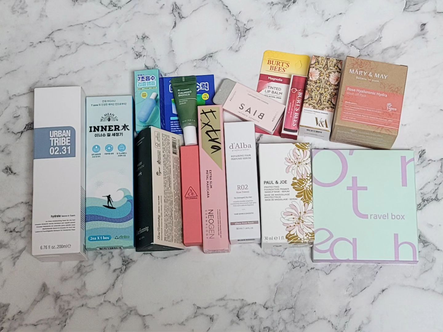 #협찬 발렌타인데이 선물 받았어요🎁🫶🏻
얼루어에서 기프트박스를 보내주셨는데요!
스킨케어부터 메이크업, 헤어케어, 헤어퍼퓸,
여성용품, 핸드크림 등 다양한 브랜드의 제품을 
알게되고 써보게 되어서
너무 감사한 기회가 되었어요 ˘͈ᵕ˘͈ 
.
.
.
allurekorea
#얼루어발렌타인박스 #얼루어 #네오젠 #달바 #루미노베이션 #리더스코스메틱 #마리엔메이 #버츠비 #세이브 #스킨1004 #슬로우허밍 #어반트라이브 #오어스 #이너수 #폴앤조보떼 #3CE #CNP #V&A
