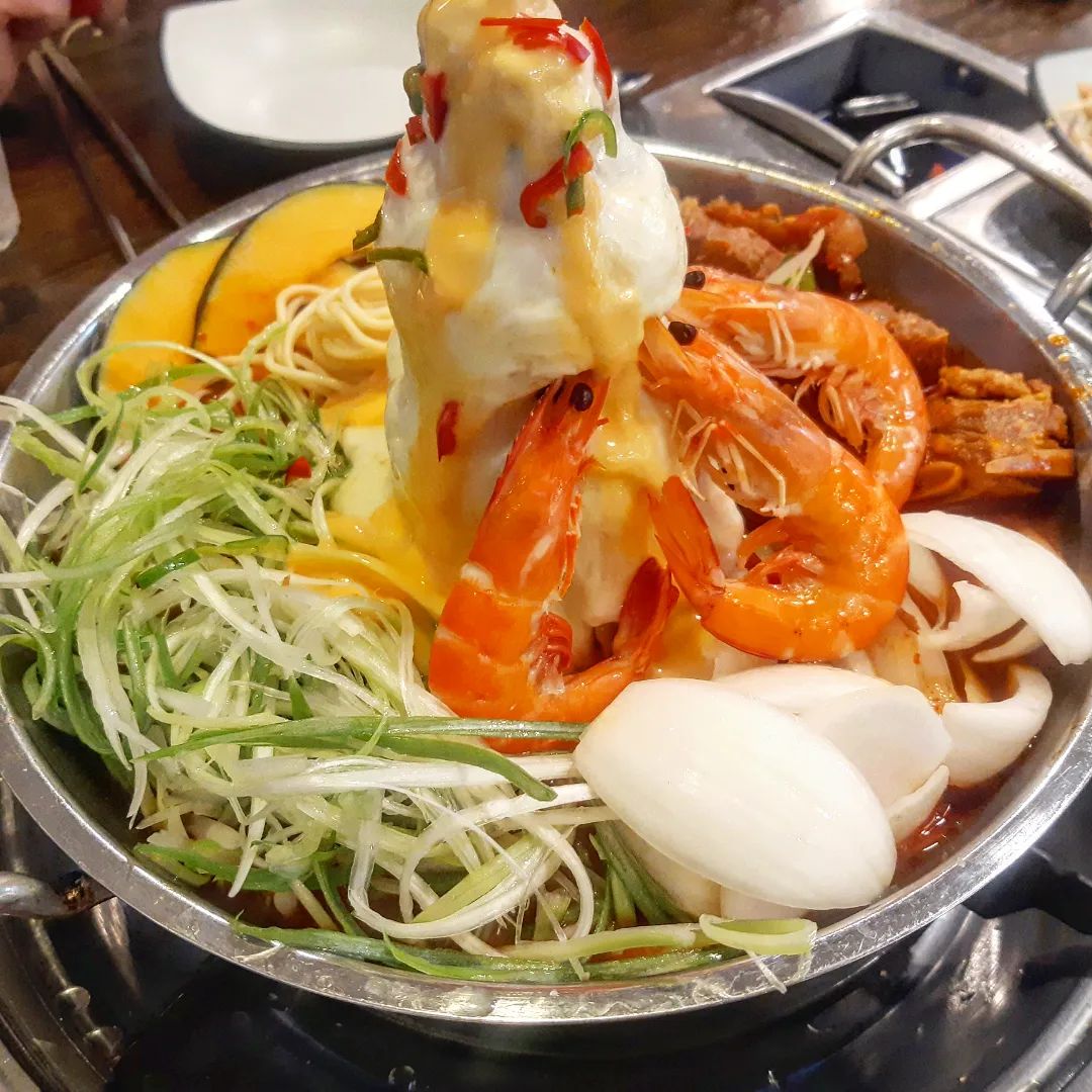 윤누가 좋아하는 #갈비찜 맛집! #인천뚝배기 🥰
헹 여기도 #부평 에 있는데 진짜 마싯서여.. 그냥 갈비찜 해도 겁나 맛있는 음식인데.. #퓨전갈비찜 임,, 
이름도 #치즈 가득인 #치즈폭포 #치즈폭포돈스갈비찜 ,,
보기에도 그래보이지 않나용 헤❤ 치즈 처돌이 모이셈..
파채 양파 스파게티면 돈까스 단호박 새우 갈비 ! 구성도 완벽 그 잡채.. ❣
저 중간에 타워가 치즈 범벅인데 그 안에 #돈까스 같이 들어있어서 처음에 반 잘라서 그릇에 덜어놓고 치즈 조금씩 국물에 녹여서 같이 먹는 거에요! 신기하죵 해👍
갈비찜 매톰하기도 하고 구성도 다양해서 알차게 먹었어요.. 두 명이서 먹었는데 양 진짜 많아서 #볶음밥 할 때 건더기 많이 남겼다는..
아 볶음밥도 #치즈볶음밥 으로 시켰어요! 치즈로 시작했으면 치즈로 끝내야죵 헤헤😘 치즈 넘무 좋아,, 계란이랑 같이 주셔서 바닥 잘 눌러서 꼬숩게 먹었어여 진짜.. 볶음밥 한 입 = 술 한 잔 국룰임.. ❤
든든한 갈비찜 또 땡겨요 진짜.. 조만간 또 가야지! #부평역 근처에서 맛있는 갈비찜 찾으시면 인천 뚝배기 추천드립니다!
울님들 낼 까지만 홧팅ㅇ!! ❣ 낼이면 불금이에요!!

#먹스타맞팔 #먹스타그램 #부평역맛집 #맛집 #부평맛집 #부평갈비찜 #치즈갈비찜 #먹팔하면맞팔 #먹팔맞팔 #먹팔 #맛스타 #맛스타그램 #맛팔 #먹부림 #맛집추천 #foodstagram #follow #food