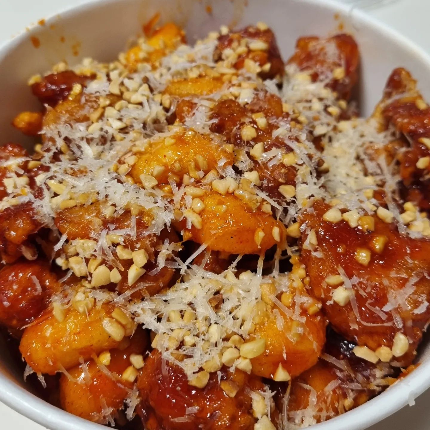 🐔
매콤한 닭강정이 땡겨서 찾아보다가
집근처에 있는 #꿀마니닭강정 발견!

매콤한 맛으로 했는데 맵찔이에게 딱 적당한 매콤이여서
하나도 남기지않고 전부 clear!

양이 진짜 많아서 가성비가 아주 굿굿👏🏻

다음엔 달달한 맛 먹어보러 가야쥐🍴

#닭강정맛집 #동탄닭강정 #동탄호수공원맛집