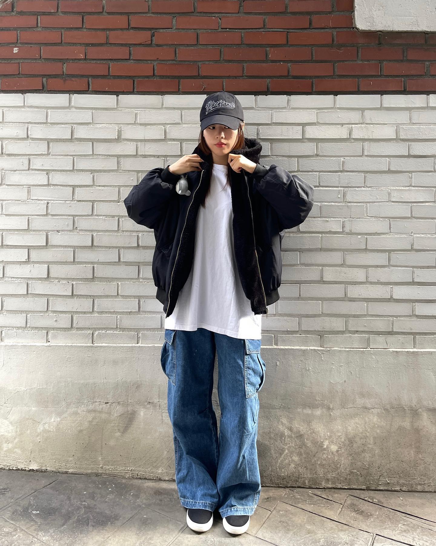 #협찬 🖤

blacksands_official 
스탠다드 불륨 자수 볼캡 블랙 M Size

✔️퀄리티 있는 자수 포인트

✔️탄탄한 조직감

✔️적당한 챙길이와 깊이(M/L Size 있어요!)

너무 맘에 드는 블랙 컬러 모자..🎩

-Outer zara 
-Top urbanage_official 
-Bottom americanlineofficial 

#블랙샌즈 #블랙샌즈모자 #헤드웨어 #모자추천 #모자코디 #자수볼캡 #블랙볼캡 #검정볼캡추천 #볼캡추천 #패션계정 #캐트릿룩 #스트릿패션 #스트릿룩 #무신사 #무신사스냅