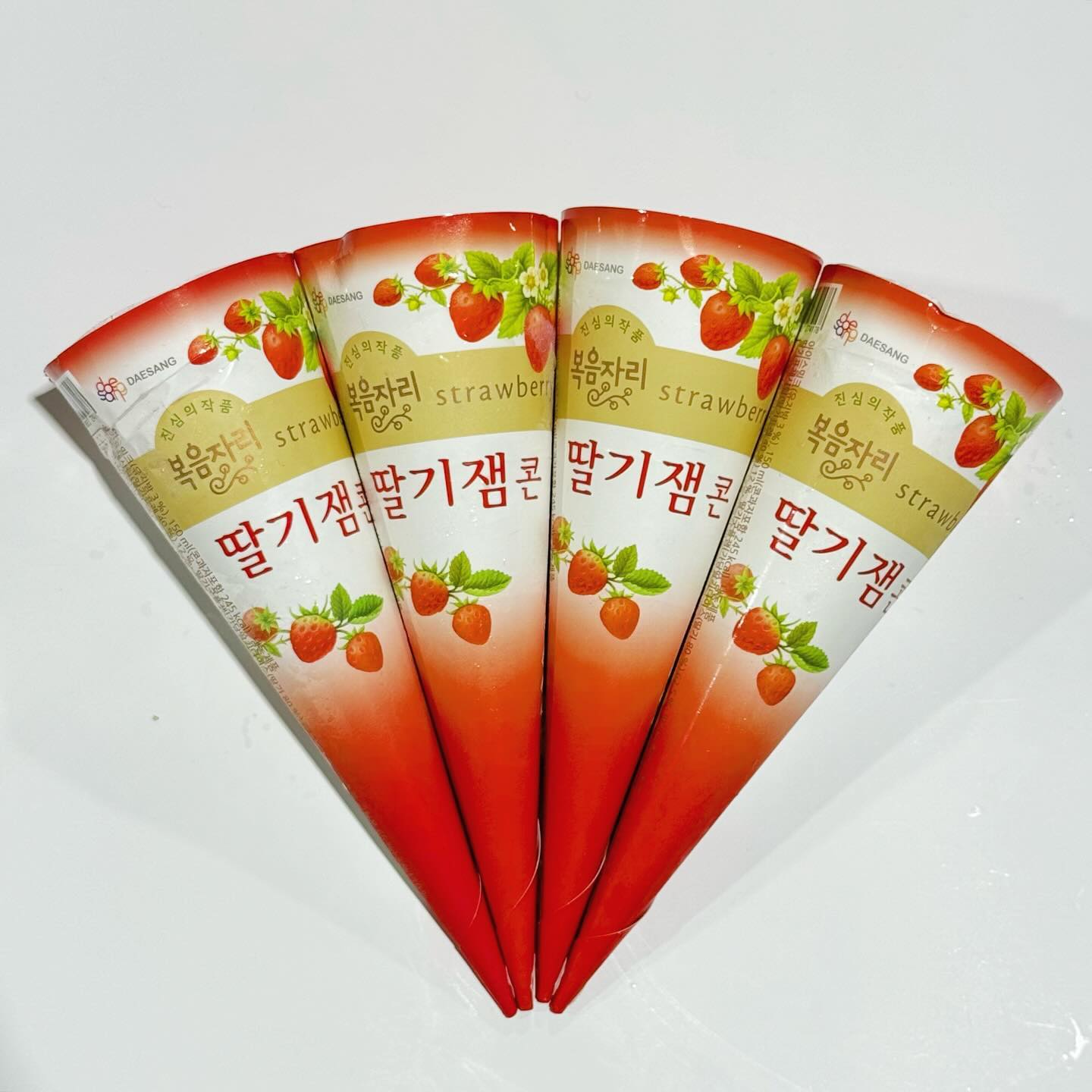 #협찬 #복음자리 #제스트코 #제스트코아이스크림 #복음자리딸기잼콘 #복음자리딸기잼 #복음자리딸기아이스크림 #딸기아이스크림 #아이스크림#신제품 #신상 #신상품 #아이스크림신상 #딸기잼 #딸기잼콘 🍓

약간 상큼달콤한 딸기우유 콘아이스크림 특유 맛이나 식감에 딸기잼 과육 조금 콕콕 박혀있었고, 콘부분 초코코팅 잘 되어있어서 좋으면서 딸기우유 달달만이 아닌 상큼함도 느껴지는 딸기우유아이스크림 좋아하면 무조건 좋아할 아이스크림👍
-
#빵효진_협찬