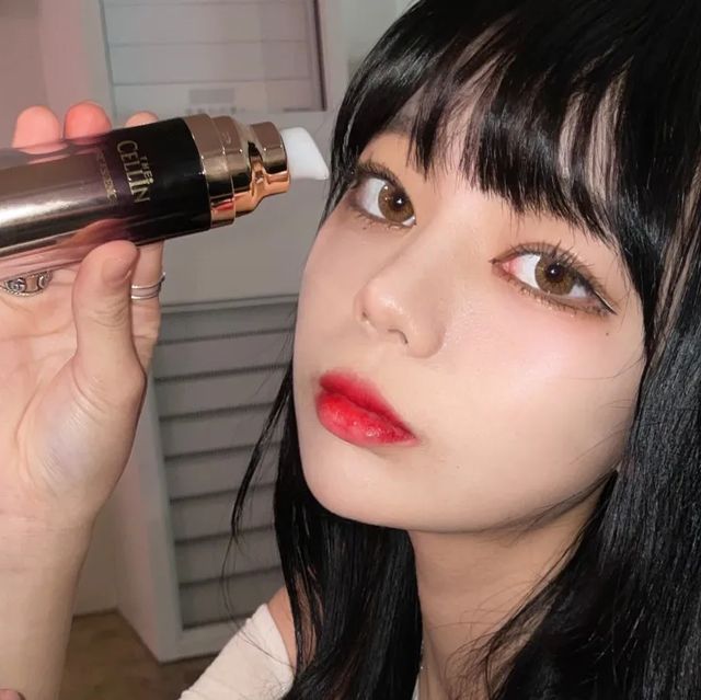 예린 on Instagram: "#광고 더셀인HC 줄기세포배양액 주름화장품 ❗️

 촉촉하게 발려 쫀득하게 남는 사용감이라서 다음 날 아침까지도 쫀득하게 남아있더라구요😳 실제로 개선됐다는 후기들도 많아서 직접 사용해보고 홍보해요🤍 
24k 금 파우더가 들어가있어서 사용할때마다 뭔가 대접(?)받는기분,,🥺
앞으로도 계속 집에서 쉽게 줄기세포 배양액으로 관리 해보려구요 ❗️ 주름,미백효과 있다고하니까 다들 피부 관리 생각있으시다면 더셀인부터 구매하고 사용해보세요🙏🤍
.
.
#더셀인 #에이치씨 #HC #피부치유#재생크림 #탄력에센스 #THECELLIN #기능성 #안티에이징#주름화장품#아이크림#넥크림 #협찬 #리뷰#윙크#화장품추천#주름"