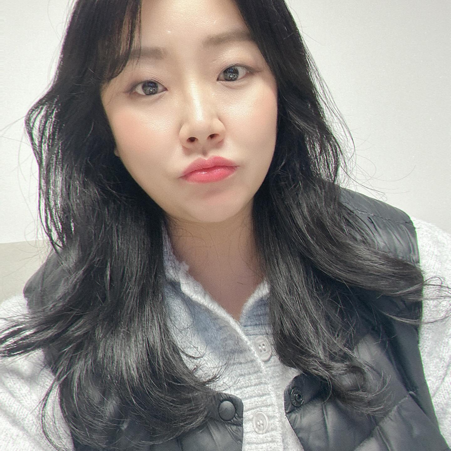 #협찬 
hairdia hairdia_pangyo _roa__d

헤어관리하면서 스트레스풀고 힐링하는데
이번에 핫하다는 엘리자벳 펌 받았어요 😘

확실히 잘하는 로아 디자이너샘에 받으니까
내 스타일에 맞게 잘되서 너무 좋더라구요
그래서 너무 만족스러운 스타일링완성🫶🫶

자연스럽게 펌이 되니까 되게 예쁜스타일링
완성되서 셀카도 잘나오는 느낌이드네요
만족스러운 #엘리자벳펌 #만족쓰 #로아쌤최고

#헤어다이아 #hairdia #판교미용실 
#판교역미용실 #판교레이어드컷 #판교엘리자벳
#셀스타그램 #셀카 #셀피 #헤어다이아판교