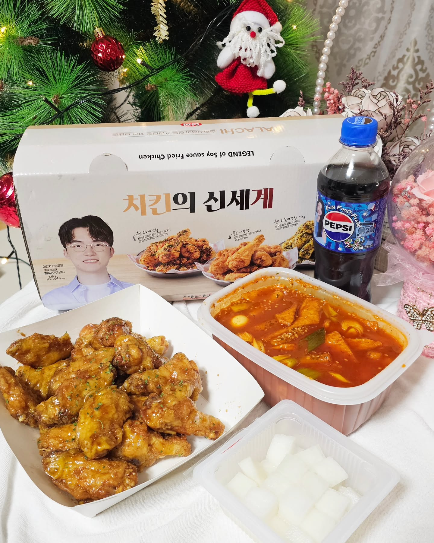 #협찬 #아라치치킨 

"요즘 아라치의 정석" 
아라치에서 간지나는 치킨윙봉 떡볶이세트
간.치.떡 세트가 출시되었다고 하여
포장해와서 먹어보았어요^^😊

단짠단짠 부드러운 애간장윙봉치킨과
치킨과 먹으면 더욱 맛있는 매콤한 국물떡볶이까지!
이 조합 진짜 최고!!ㅎㅎ😘

아라치의 시그니쳐 메뉴인 애간장 치킨은
부드러운 윙/봉을 바삭하게 튀겨 단짠단짠 양념으로 버무려서 남녀노소 누구나 맛있게 즐길 수 있는 메뉴였어요.

떡볶이는 맵기를 선택할 수 있었는데요~
저는 맵부심 강한 사람이라.ㅋㅋ 매운맛으로 포장했는데
오뎅,메추리알,떡까지 양도 정말 푸짐해서 함께 나눠먹기에도 딱 좋겠더라구요^^
(천원 추가하면 고추장로제 or 마라떡볶이로 변경가능)

24년12월31일까지 29,300->24,500원
할인 행사 중이니
맛있는 치킨&떡볶이 드시고싶으신분들.
할인받아 저렴하게 드셔보세요^^

alachi_official/

#아라치 #간장치킨 #치킨떡볶이추천 #간치떡세트
#아라치파주운정점 #페이커치킨 #요아정 #요즘아라치의정석
#아라치파주운정점 #간치떡 #떡볶이추천