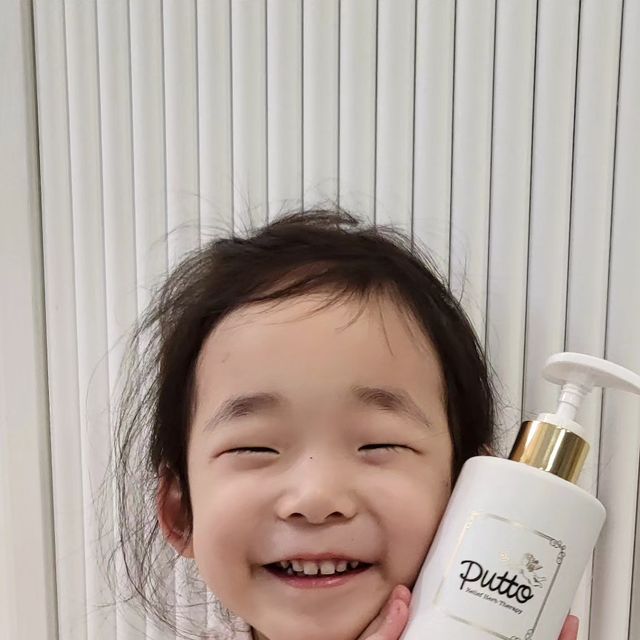  이은정 on Instagram: "#협찬 #제품제공
⠀
사용하기편리해 엄마가 좋아하는 올인원🤍
⠀
약산성 ph로 자극없이 머리부터 발끝까지
사용가능한 올인원 아가방 퓨토바디워시를
너무 만족스럽게 사용하고있답니다 😍
⠀
안자극 테스트 완료로 눈가 부담 없는
편안한 세정이 가능하여
샴푸캡없인 머리못감는 우리공주님이 안아프대요! 
⠀
코코넛 오일 유래 성분이라그런지
거품이 너무 부드러워요 >_<
거기에 잔여감없이 빠르게 행굼이 가능 👍
무엇보다 향이 너무 좋아서
자꾸만 로아에게 킁킁거리게돼요ㅎㅎ
⠀
퓨토만의 특허 받은 갈색 진정 허브수
(어성초, 금전초, 차전초, 느릅나무, 상엽)
함유로 민감한 아기 피부 진정에 도움이되어
민감한 로아 피부도 트러블없이 아주좋답니다 ❣️
⠀
⠀
🏷 ᴛʜᴀɴᴋ ʏᴏᴜ @putto_official
⠀
⠀
#아기샴푸 #퓨토샴푸 #퓨토바디워시 #아기바디워시
#아기워시 #유아샴푸 #아기샴푸추천 #아가방퓨토
#세돌아기 #올인원샴푸 #육아템추천 #육아템공유
⠀⠀
⠀"