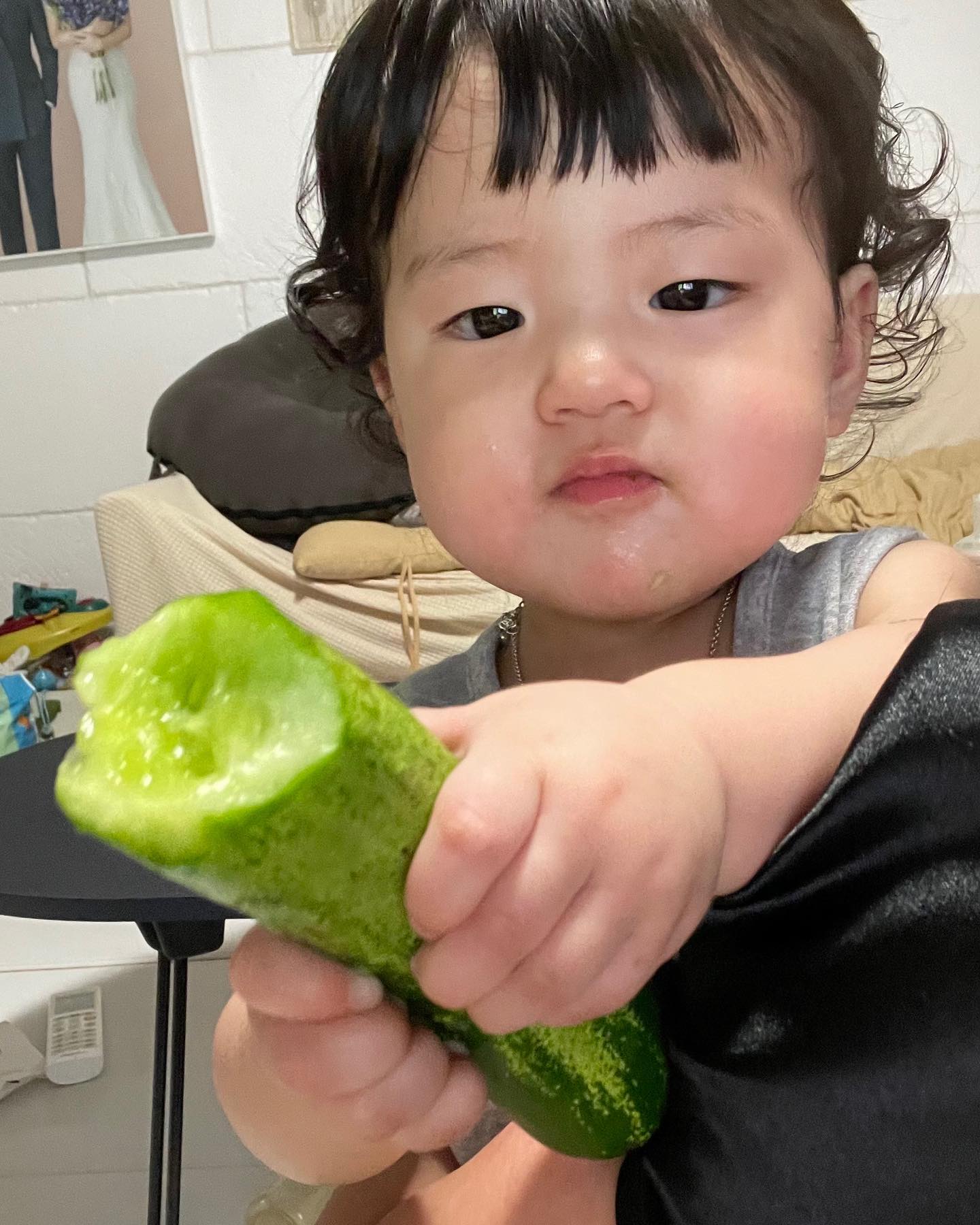 🥒🥒이샤 오이먹방 🥒🥒
(너 오이 좋아하니? 난 좋아해 뇸)