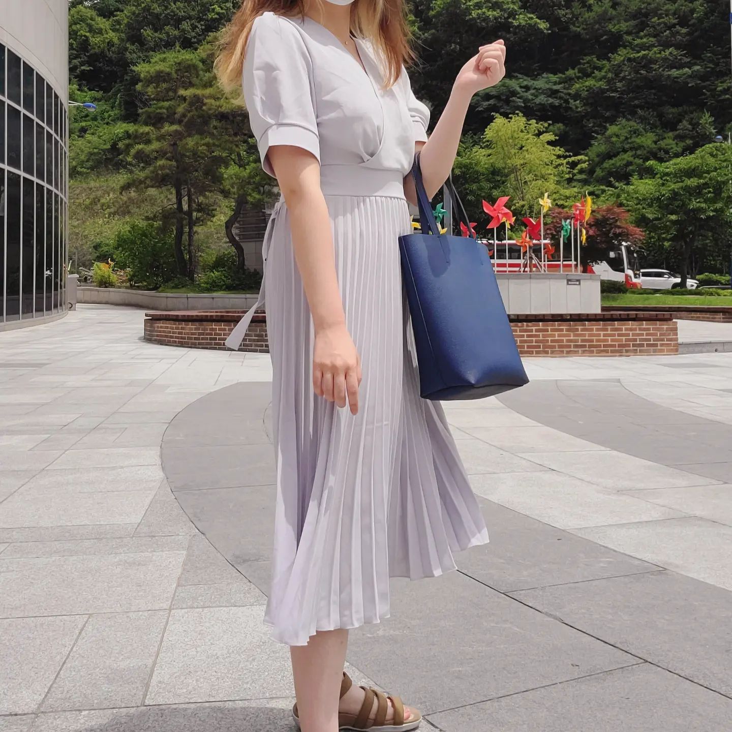 꿉꿉하고 더웠다 습했다 비가 내릴랑 말랑해서 더 맘이 복잡한 요즘이에요🥵

기분 전환에는 맘에 드는 옷 개시만큼
리프레쉬되는 게 없죠😘

#엘리안느 고급스러운 #라벤더원피스
택배 받자마자 #꼬까옷 입고 산책✨️

컬러감이 예쁘고 차분하면서 섬세한 무드를 보여줘서 좋아요

에어컨 가득한 실내에서 온도 걱정없이 입기 좋은 #플리츠원피스 💜

#alianne #ootd #데일리룩