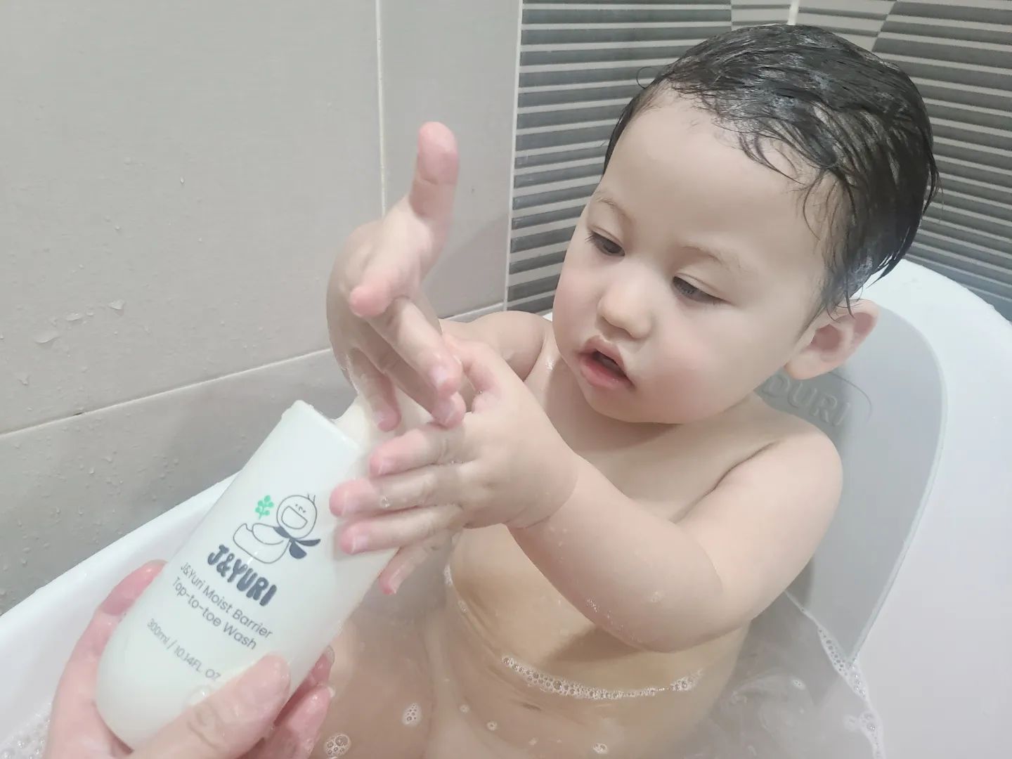 🌈 제이앤유리 탑투토워시
.
.
.
요즘 너무 춥죠?
특히 오늘처럼 추운 날은
평생 첨 봤네요💦
이런 추운 날에도
우리 두찌는
목욕을 두 번이나 했다죠😅
요즘 목욕 이틀에 한 번 했었는데
젠워시 써보더니
계속 한다고 난리네요😅
거품이 풍성하게 잘 나서
거품목욕 하기 딱 좋아요 👍
거기다 무향이라 더 좋죠~
.
.
두찌와 한 달 차이 나는
젠을 키우고 있는 사유리님이
엄마의 마음으로 만든
믿고 쓰는 제이앤유리 ❣️
목욕을 꽤 오래 했는데도
피부에 자극도 없고
적은 양으로도 거품도 잘 나고
세정력도 좋아서 대만족이에요🥰
머리부터 발끝까지
씻길 수 있는
탑투토워시 타입이라 간편해요~
.
.
.
jnyuri_official
#제이앤유리 #사유리로션 #젠로션 #젠워시 #탑투토워시 #베이비로션 #베이비스킨케어