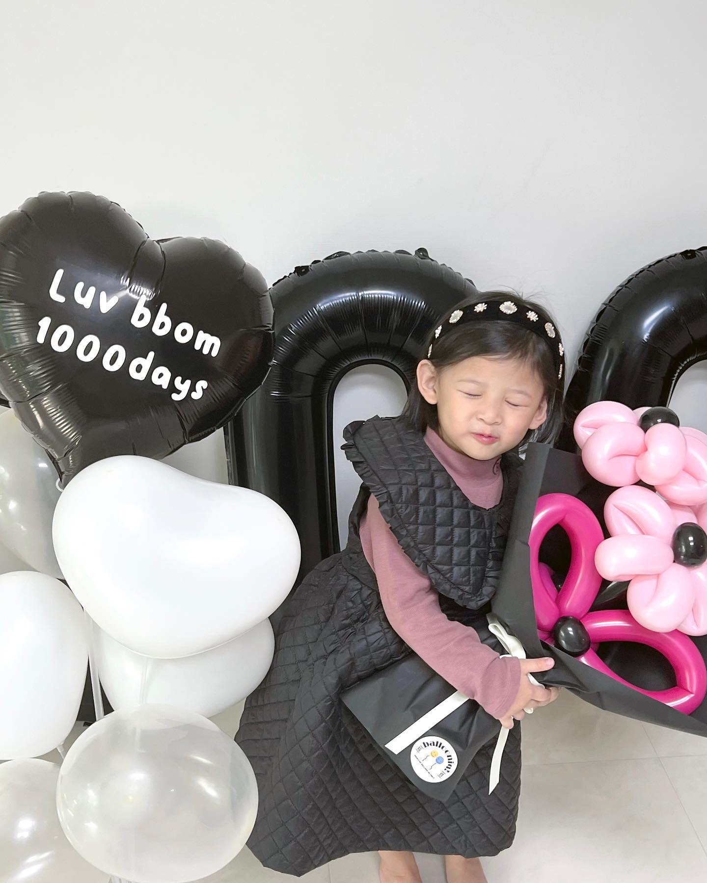 #1000일아기 #20231115
봄이의 1000일을 축하해 🥳 
첫 네 자릿수 돌입했네! 갈수록 말을 너무 잘해서 엄마아빠를 당황시키기도 하고 애교도 듬뿍, 동생도 예뻐하는 딸내미라 너무너무 예쁘다 ♥️ 깔끔하게 단발로 머리도 싹둑 정리!
이제 얘랑 대화하는거 더 재밌어지겠지 🥰
⠀ 
입과 이빨은 물론 손까지 물들어서 매우 놀랐던 까망이 케이크 🖤