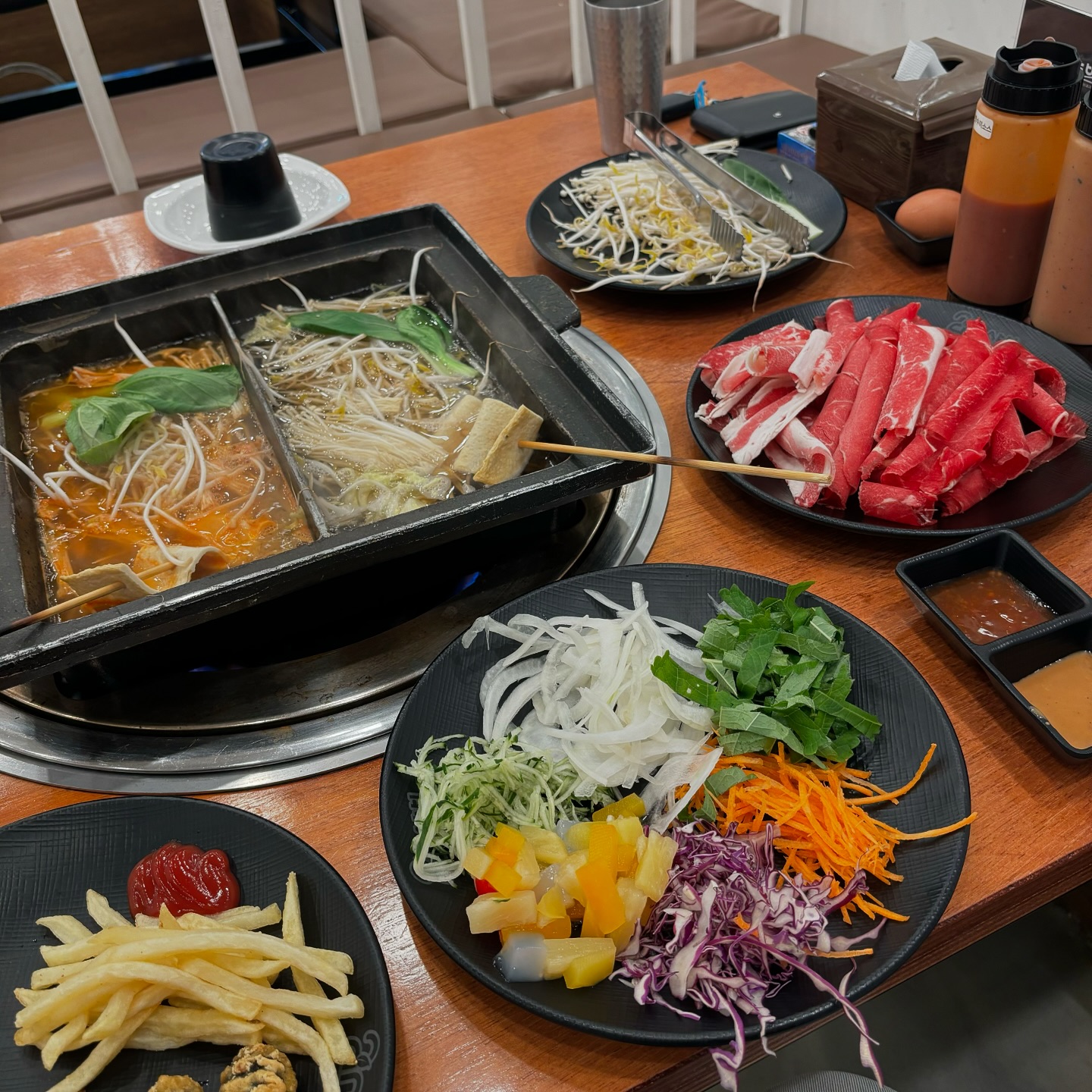 🏠투인샤브 침산점

이렇게 고기와 야채에만 집중을 하다니 육수가 맛닜고 야채가 신선한 덕분이겠죠?!
고기랑 야채는 물론 튀김 떡볶이 월남쌈까지 무제한이라니~~
정말정말 배가 터질때까지 먹었어요 계속게쏙 추가해서 먹으니까 육수도 점점 진해지고 점점 더 맛있어지는 ㅎㅎ
얼마나 푸드파이터를 했으면 배불러서 죽도 못만들었다는 사실 ㅠㅠ 칠백원 추가하면 탄삼음료까지 무제한🥤🥤 
사람도 많고 직원분도 빨리 빨리 새로 채워주셔서 흐름 끊길걱정은 없습니다😋😋
소스도 다양하해서 질릴일도 없어요~제 원픽은 뭐니뭐니해도 땅콩소스~
이것저것 먹다보면 끝없이 늘어가는 배를 보실 수 있습니다 각오하세요-!
_
_
#대구맛집#대구샤브샤브#대구북구맛집#대구북구샤브샤브#대구침산동맛집#대구침산동샤브샤브#침산동맛집#침산동샤브샤브#대구북구회식#침산동회식#대구맛집추천#침산동맛집추천#대구무한리필#침산동무한리필#대구북구맛집추천#대구북구데이트#대구침산동데이트#침산동데이트#투인샤브#투인샤브대구침산점