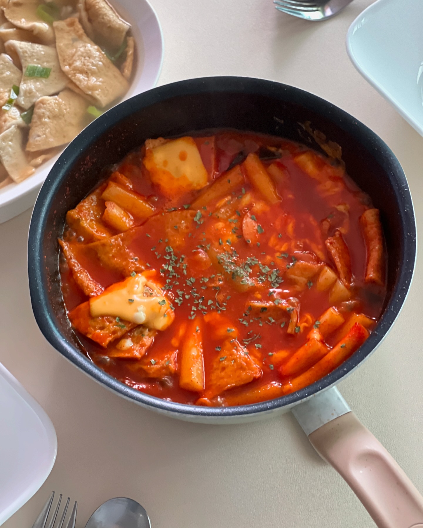 제품제공

소스가 맛있는 솜씨로운 떡볶이를 먹어봤어요
11cm찰밀떡볶이는 물 400ml와 동봉되어 있던
어묵, 떡볶이, 소스, 대파 등 재료를 모두 넣고 
끓이면 완성이랍니다.
집에 있는 치즈도 함께 첨가해서 먹었는데 
너무 맛있는 한끼를 먹었네요.
소스는 너무 달지 않아서 좋았고 밸런스가 좋아 
맛있었어요.
쫄깃한 찰밀떡볶이와 소스 조합이 좋았답니다.

somssiroun #솜씨로운 #11cm찰밀떡볶이 #문떡문떡 #분식스타그램 #집밥 #밀키트 #떡볶이 #분식 #분식맛집 #밀키트맛집