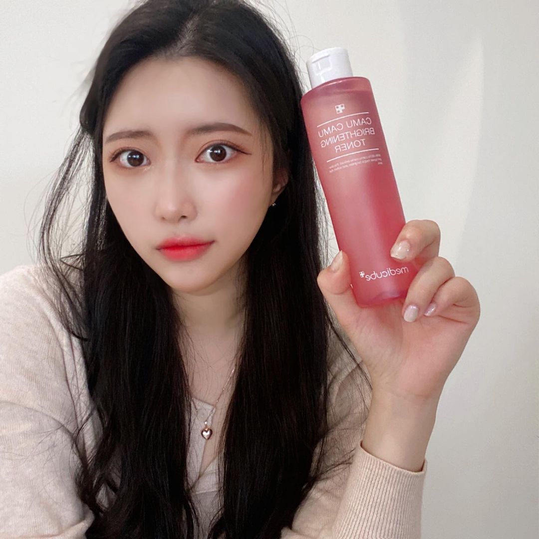  “#협찬 믿고 쓰는 #메디큐브 카무카무 잡티2종세트🌱 ⠀ 카무카무 추출물 85% 함유 요즘 이거 쓰면서 피부톤이 엄청 밝아졌어요🌞 저자극에 피부에 수분을 양보해주는 인생템. 잡티케어🌱 미백효과🌱 산뜻한 보습 🌱 을 원하신다면!! 카무카무…”