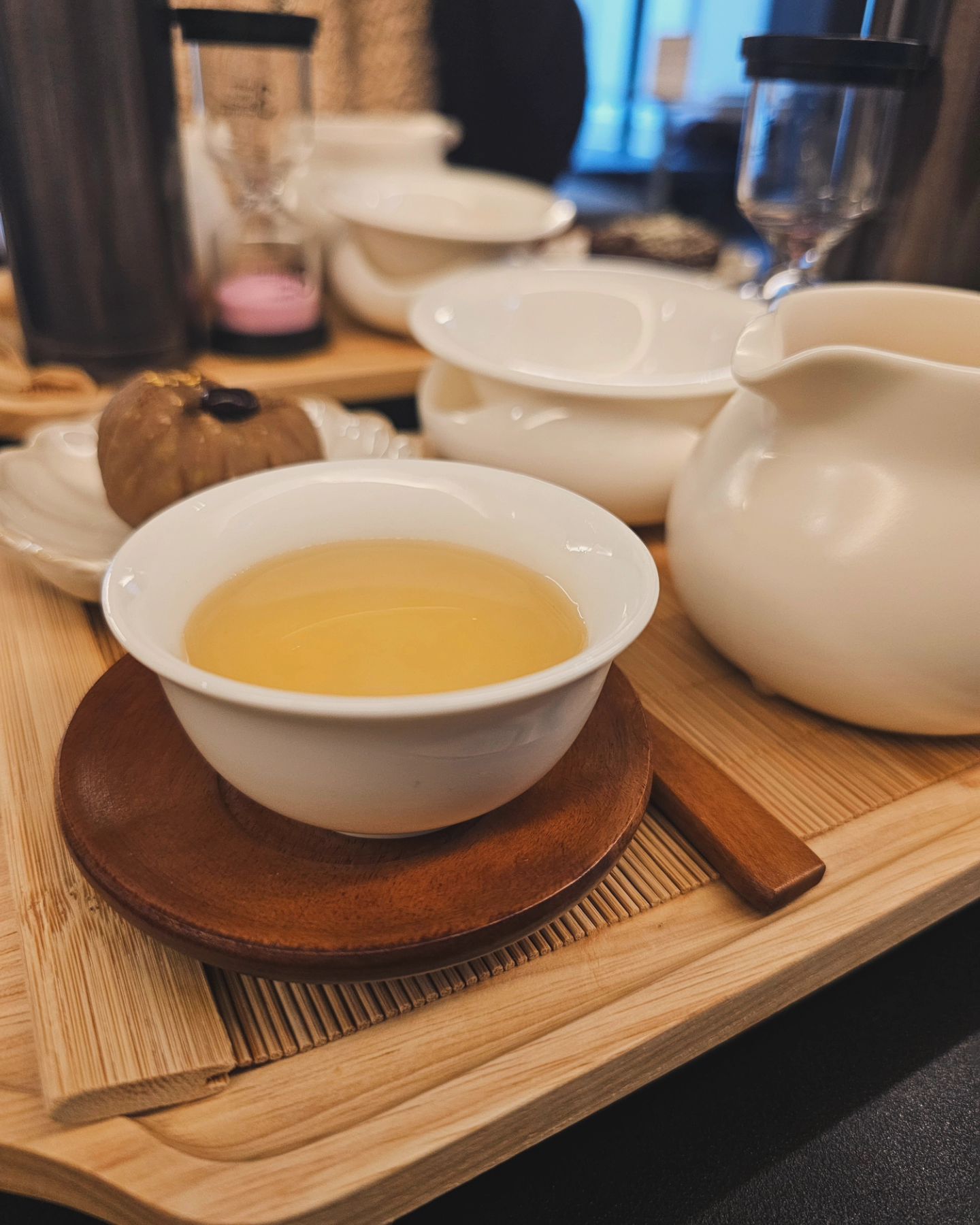드디어☕

내가 좋아하는 것들, 차! 
serena.write 님 덕분에
차에 대한 관심 up!🩷

세상에나 만상에나-
매력최고.. 다기 구입해서 우즈벡 가야하나!🫶🏻

teamid_official_
#대구찻집 #대구다원 #대구카페추천 #대구카페
#티미드