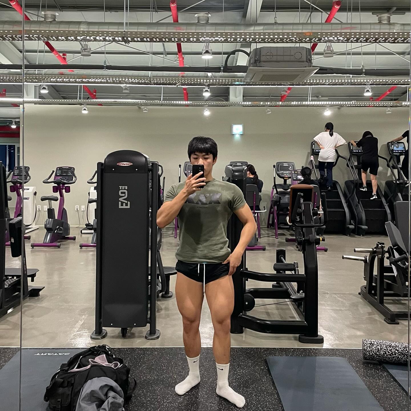 gem의 대회일지 160일차📝

#legday 

하체를 할 때 마다 땀샘은 터지고
한계에 부딪히면 복압이 풀려 
기립근이 아파오고
두통이 생기고 어지럽고 
토할것 같아도 
해야지 어쩌겠어🫠

그나저나 포징은 연습할수록 더 어렵다🥲

#오운완 #운동하는남자 #보디빌딩
#다이어트 #동기부여 #헬스타그램