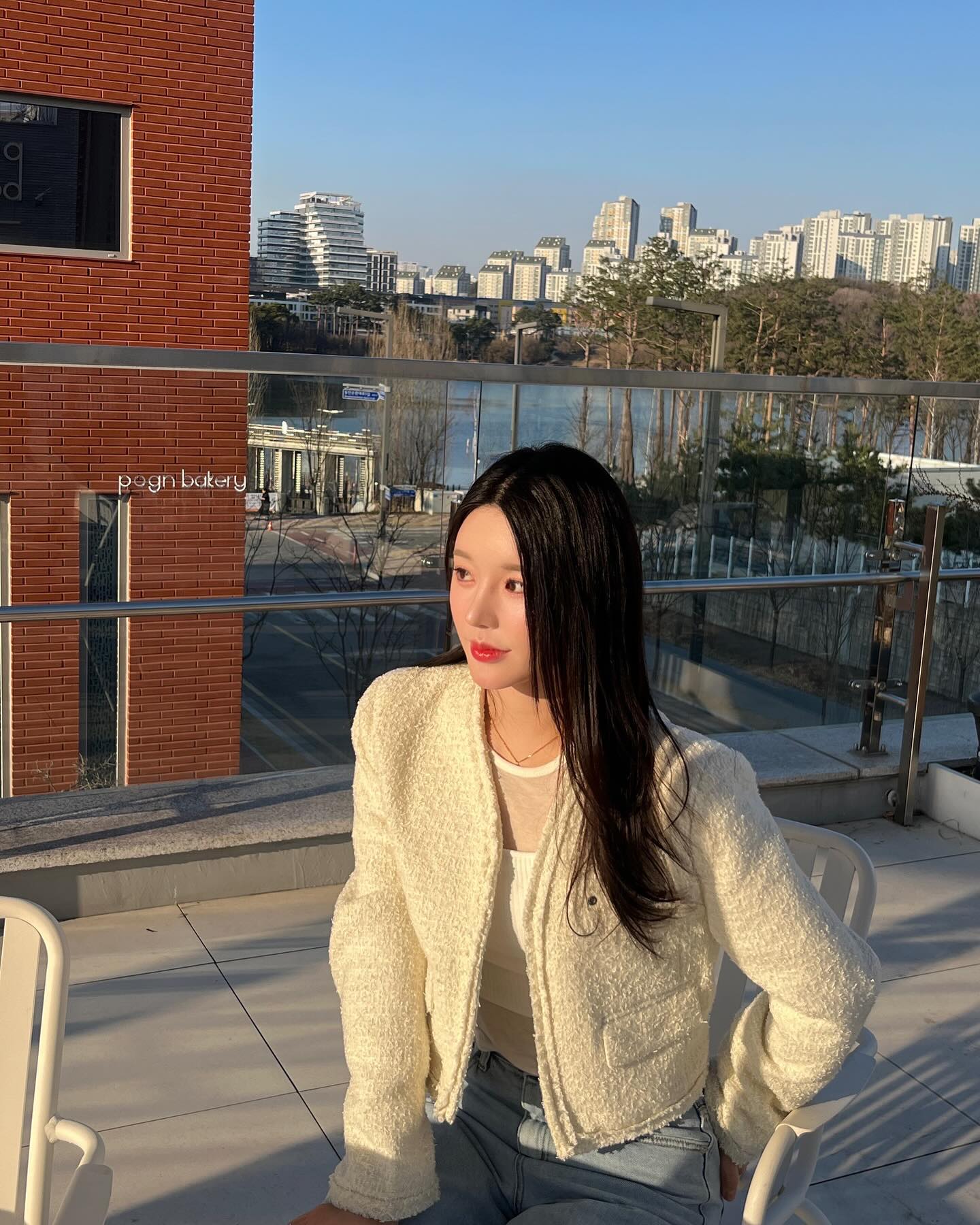 맑은 날,, 좋은 공기,, 있을 때 즐겨야해,,,☀️🌸
-
(옷정보 드려용.. 디엠이 많아서..😆)
트위드: 16250b
이너나시: 16250b 
텐셀티셔츠: @지그재그 
바지: 16250b