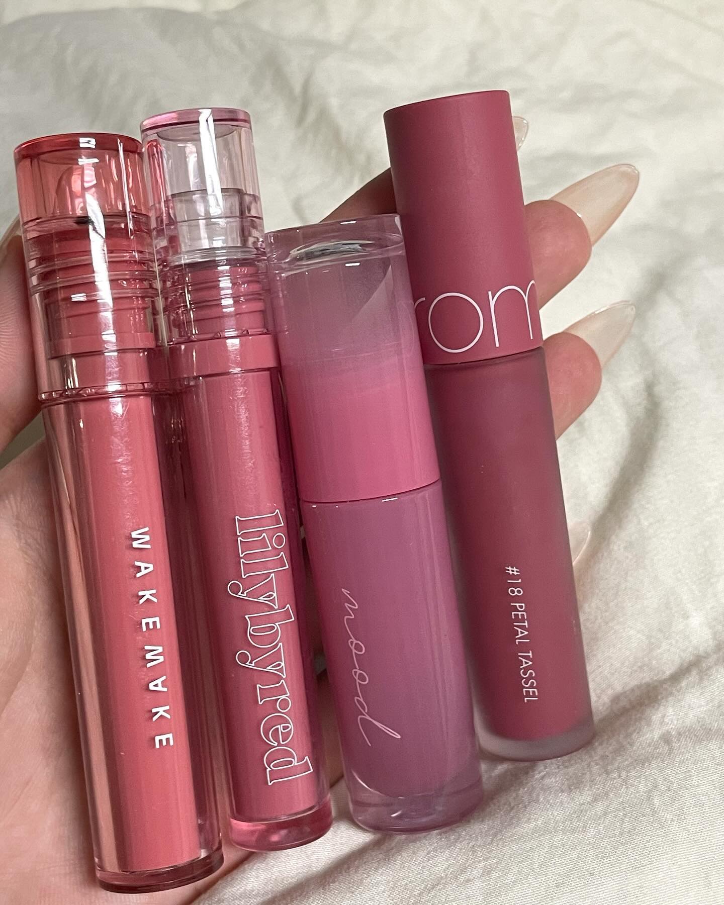 뮤트 톤이 좋아할 컬러 조합 🌷

- wakemake_official  워터 블러링 픽싱 틴트 08텐터모브
- lilybyred_official 글래시 레이어 픽싱 립틴트 12 머스캣 샤워
- peripera_official 잉크 무드 글로이 틴트 10 요정출몰
- romandyou  제로 벨벳틴트 18 페탈 태슬 

쿨톤 특유의 부드럽고 오묘한 느낌을 잘 살려주는 숨은 #숨템 들을 가져와 봤습니다:) 하나만 발라줘도 투명한듯한 분위기를 연출해주어 단독으로 발라도 너무 예쁜 제품들 입니다 ! 

#쿨톤 #쿨톤틴트 #여쿨 #여쿨뮤트 #뮤트립 #틴트추천