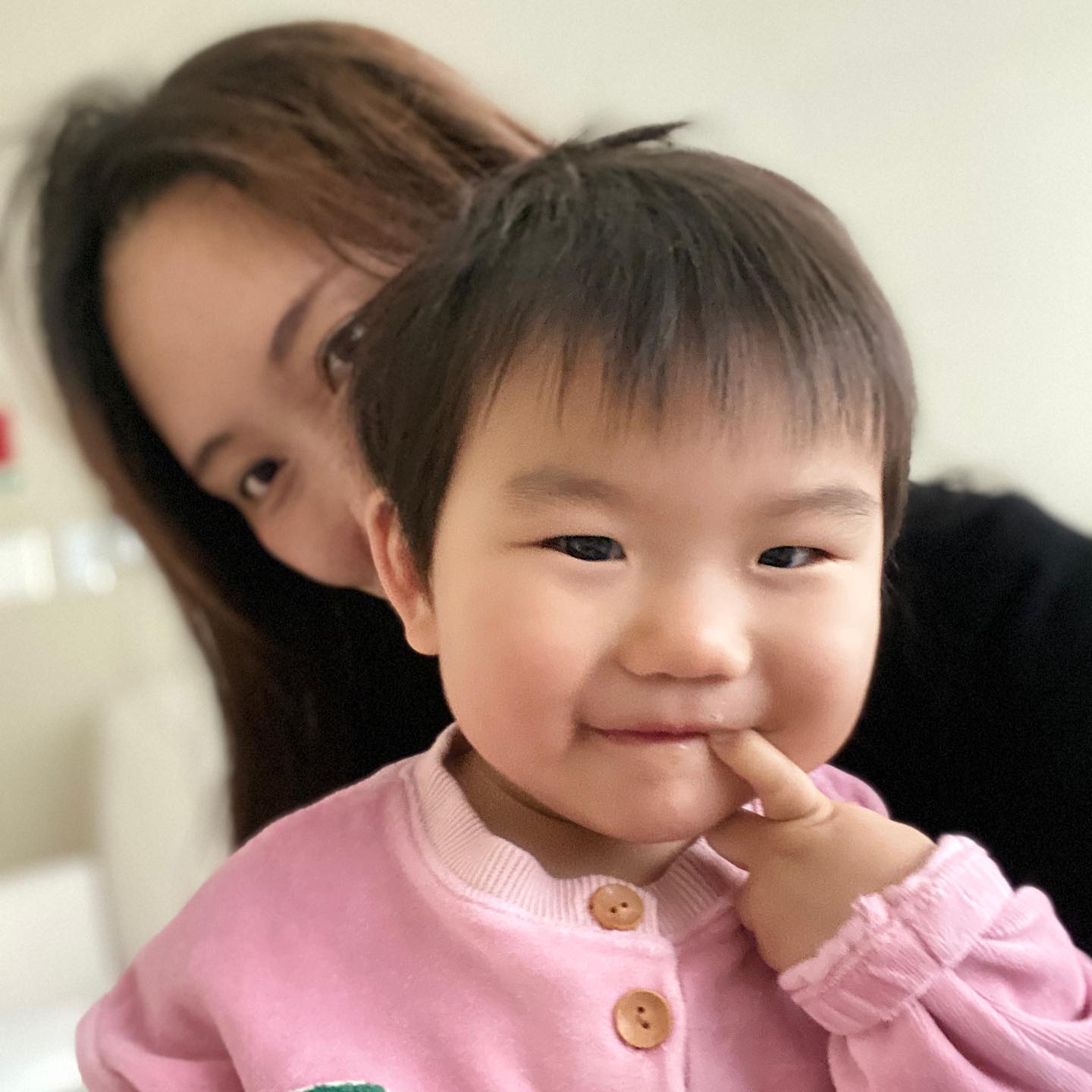 ᴘɪɴᴋ ᴘʀɪɴᴄᴇ

생후 588일 사랑둥이
이깨동

피드 쓰는 중에 (새벽12시)
💩싸고 오열하여 돈고 씻기고 다시 재움
한 일년만에 자다가 응가한 것 같네 
그러니까 또 그때 애기시절 생각나고...
난 또 사진첩을 뒤적여보고...

🥲
천천히 크자 천천히..

#깨동엉님
#19개월아기 
#깨동19개월