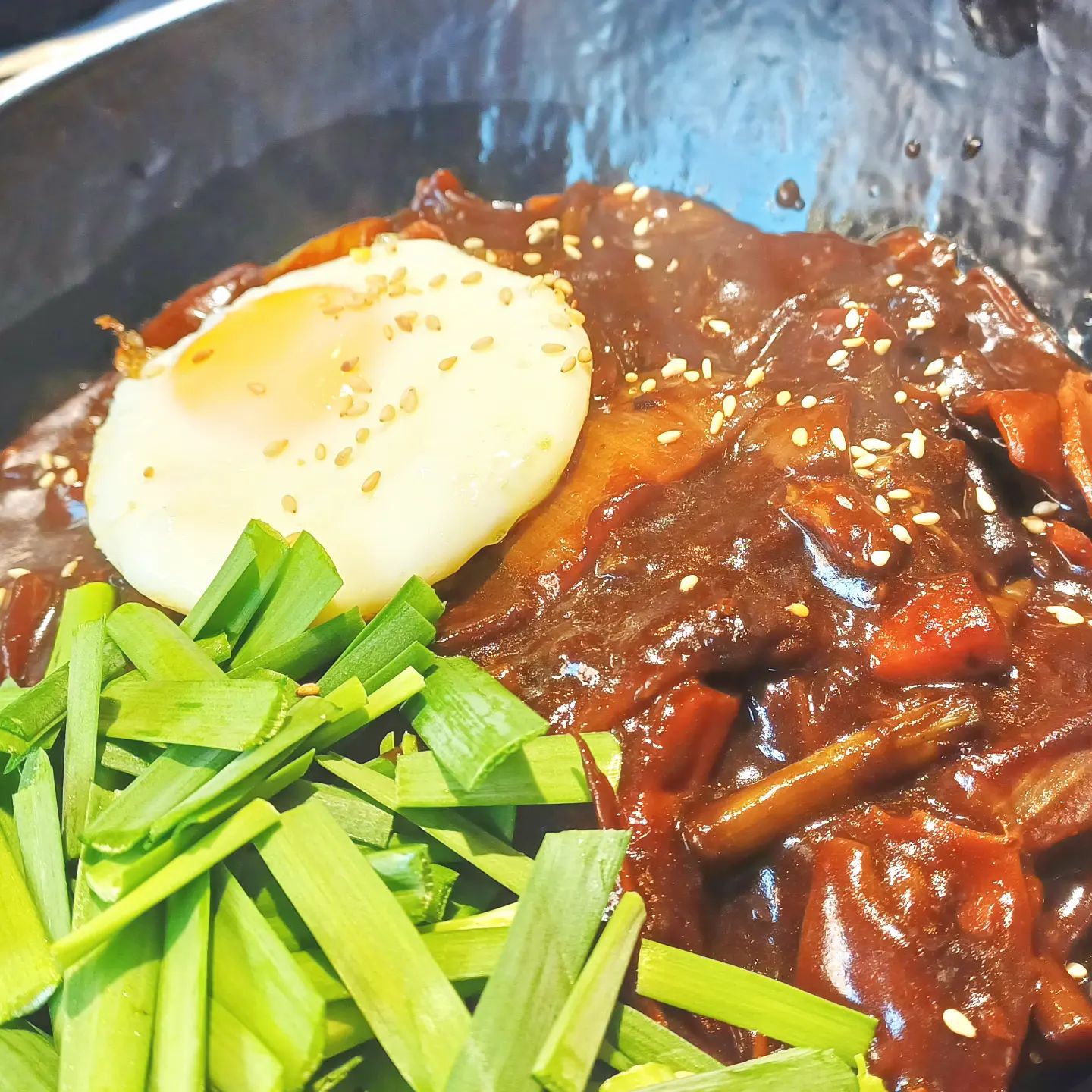#잘먹고잘사는라임씨 #내돈내산 

🥢 르네상스호텔 사거리 역삼동 중식당 #만월

🥢시그니처 #부추짜장면 9,000원
같이 간 친구가 먹어본 짜장면 중에 제일 맛있다고 함.

🥢 #백짬뽕 10,000원
국물이 시원했어🤤

🥢7천원으로 추가한 탕수육세트는 1인 1식사 주문하고 맛뵈기로 딱 좋은 귀여운 양이다.
참고로 군만두 세트는 5천원.

🥢 #비빔짬뽕 10,000원
매콤하고 맛있었다.

📍서울 강남구 언주로81길 19 1층 만월 (역삼동 722-6)

#냠냠박사 #쩝쩝박사 #먹팔해요 #먹팔  #먹팔맞팔 #먹팔환영