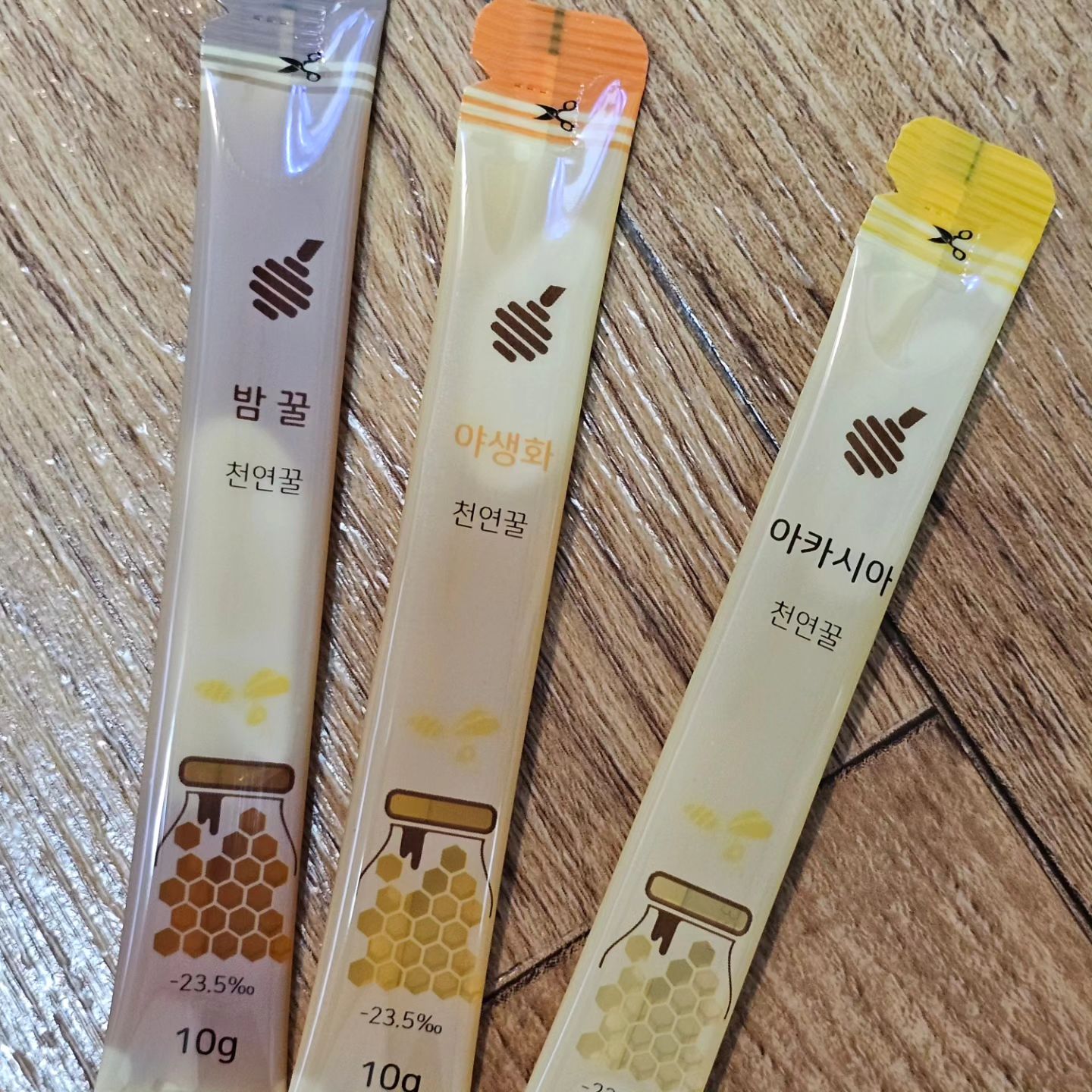 건강한 식습관과 영양소 공급에 관심이 많은 분들께 특별한 꿀스틱을 소개해드리고 싶어요. 겨울철에 목이 차갑고 칼칼할 때, 이 비포인트 꿀스틱은 정말로 훌륭한 선택이에요.

이 꿀스틱은 휴대하기가 매우 편리하고, 한 번에 하나씩 가지고 다니기에도 딱 좋아요! 아카시아꿀에는 비타민 E와 칼슘 등 다양한 영양소가 풍부하게 함유돼 있어서 우리 몸을 건강하게 지켜주는데 도움을 줄 거예요. 또한, 밤나무꿀은 짙은 색상을 가지고 있는데, 기관지 건강에도 도움이 된다는 연구 결과가 있어서 더욱 관심을 끄는 제품이에요.

이지컷 형태로 제공되어 먹기가 편하고, 부피가 작아서 가방에 넣고 다니기도 편해요. 게다가, 튜브형태의 제품도 있어서 개인의 취향에 따라 선택할 수 있답니다.

덕수벌꿀을 찾으려면 네이버에서 '덕수벌꿀'을 검색하면 됩니다. 건강한 라이프스타일을 위한 최고의 파트너로 활용해보세요!

구매 링크: https://smartstore.naver.com/ducksuhoney

건강한 몸과 마음을 위해 함께해요! ❤️

#양봉 #꿀 #아카시아 #아카시아꿀 #꿀벌 #이동양봉 #꿀스틱추천 #꿀스틱가격 #꿀스틱후기 #가성비꿀스틱 #꿀스틱순위
#천연벌꿀#벌꿀#꿀스틱#일회용꿀#스틱꿀#꿀답례품#비포인트꿀스틱#벌꿀스틱#휴대용꿀#명절선물#꿀선물#건강선물#목건강#꿀차