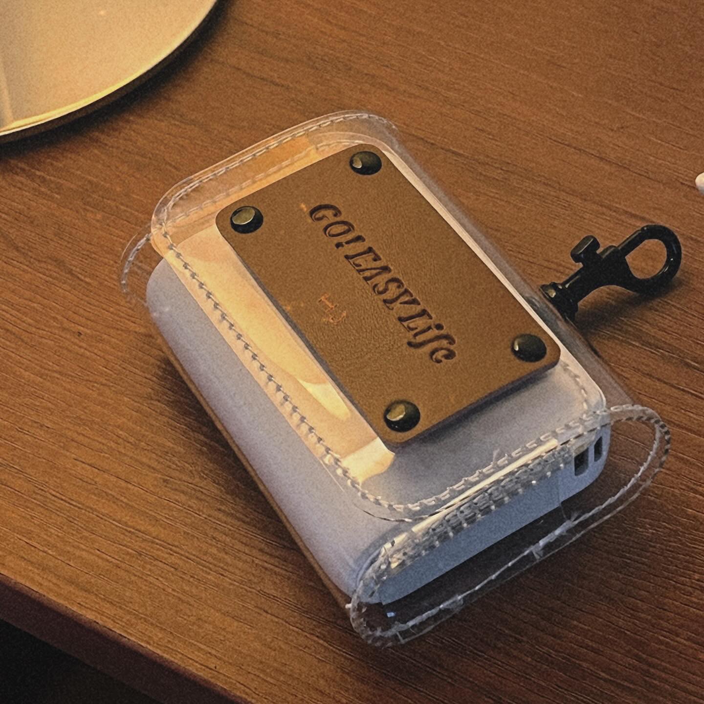 #협찬 이번엔 10,000mAH다!
.
gripbank.official 
맥세이프 보조배터리에 이어
이번엔 10,000mAH 대용량 배터리😉
.
[그립뱅크 22.5W 잔량표시 고속충전 미니 보조배터리]
▫️GB-PB10K 
.
USB C타입과 A타입 동시 충전이 가능해
친구들이랑 공유가능🤳🏻!
신용카드 보다 작은데 용량은 내 한도보다 큰 느낌
이거 너무 든든하잖아요?
.
현재 출시 기념 이벤트 진행중이에요
키링 케이스에 각인까지 가능하다길래
이니셜 새겼는데 이름 적히니까 더 맘이가..🤎
.
--------------------
🎉신제품 출시 기념🎉
1. 키링 케이스 증정
2. 특가 세일+무료 배송/반품
--------------------

다들 그립뱅크 하세요~~~!