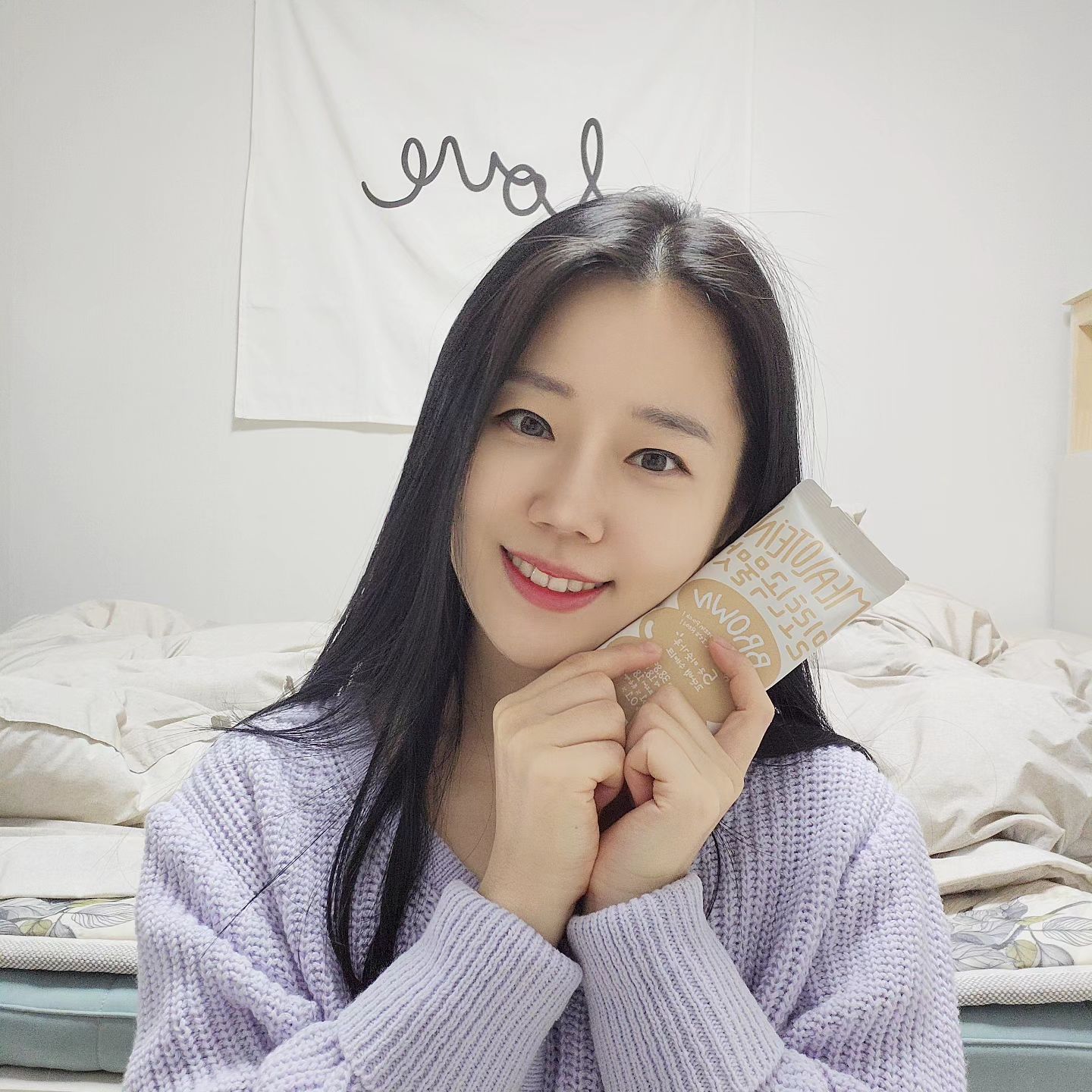 프로틴볼이 들어간 단백질쉐이크
🧡혜디×밀로틴 2차 공구🧡

1/15(월) 00:00
~1/17(수)23:59

1차공구때 놓쳐서 슬퍼하셨던분들과
소량 주문해서 몇개 안남은 분들
모두 주목해주세요 🔊 
수요일까지만 진행하니까 이번에는
놓치지 않기😆🪽

밀로틴은 일단 현미칩(프로틴볼)이
많이 들어가 있어서
씹는 맛이 좋고 포만감이 미친
고단백 쉐이크예요!!
단백질 함유량이 50%나 된다구요❗️

단백하고 고소한 미숫가루맛인데
우유에 섞어 먹으면 적당히 달고
물에 넣어 먹으면 진한 곡물맛을
느낄 수 있어요
저는 오히려 단맛보다 고소함이 큰
물+밀로틴 조합을 좋아해요🫶

저는 요거 1박스 7개입이라 한번에
10박스씩 쟁여놓고 하루에 2개씩
먹을 때도 있어요ㅎㅎㅎ
단백질쉐이크 특유의 비린맛이 없어서
계속 먹어도 안질려요‼️

당류가 없고 칼로리가 148kal 밖에
안되어서 다이어트 식단으로도
너무 좋답니다🤩💕

20종 야채농축액 +
세븐베리 농축액이 함유되어
있고 소화를 돕는
식이섬유까지~ 부원료가 빵빵해요❤️

20년 제조 경험을 갖고
있는 국내최고 건강기능식품
연구개발 전문가들인 비오팜과
함께 개발한 믿음직한
단백질 쉐이크입니다❕️

-가격
1box 40,000 -> 21,900
(-45%)
2box 80,000 -> 42,800 (-47%)
3+1box 160,000 -> 69,800 (-56%)
7+3box+보틀증정 400,000 -> 149,000 (-63%) 
(공구특별구성)

1box에 7개니까 공구때
많이 쟁여놓는걸 추천해요🧡

✔️5만원이상 구매시 무료배송
✔️3box이상 구매시+1box증정
✔️7box이상 구매시+3box증정
 (보틀증정)

🟡 선착순 EVENT 🟡
구매인증 선착순 5명 :
1박스 + 마이보틀 (~1/17 21시)
ㄴ구매내역 캡처후 저에게 dm
   주시거나 스토리에 저 
  태그해주시면 참여완료!! 

🟡최대구매 EVENT(3명)🟡
츄이듀이 오렌지레몬 1box
+ 밀로틴 1box 

✅️ 구매는 프로필링크 클릭 ✅️