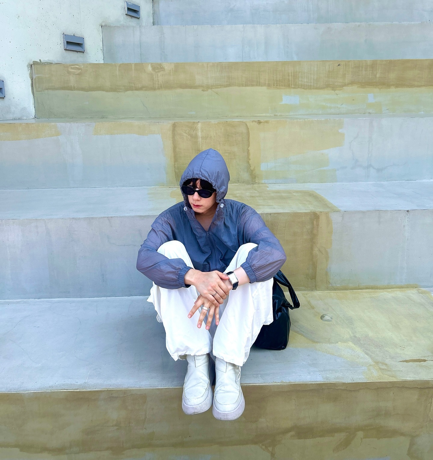 일상도 올리는 편✌️ (41도..)

바람막이 이쁜 브랜드 arcco_iris_ 남녀노소 편하게 입기 가능합니더
가방선물로 이쁘게 코디했습니다🙏🏻🙇🏻‍♂️ iridescent_x_ ✨감사를!