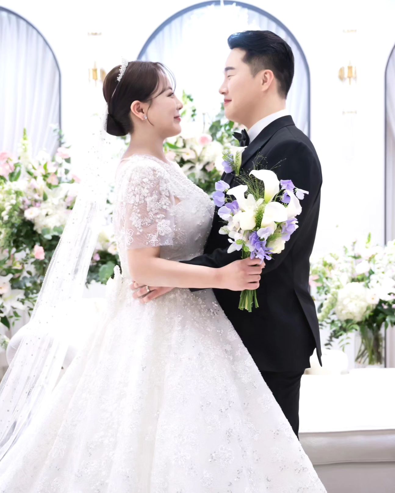 본식 한달 넘어서 받은 본식스냅😍❤️
어느덧 결혼한지 45일째🤵🏻‍♂️🤍👰🏻‍♀️
진정한 유부초밥이 되어가는중🫶🏻🩷
#신혼부부#본식스냅#유뷰초밥