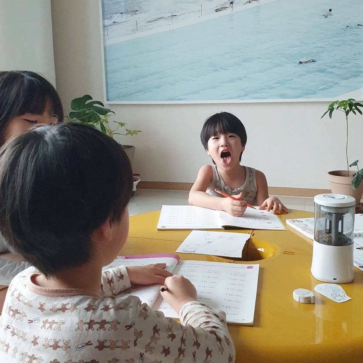 하나님이 기도 많이 하라고...
얘네를 보내주셨나...싶은 요즘😂
(귀엽고 웃기고 말 잘하고 
자기주장 강해진 일곱살×2)
.
덕분에 이리저리 깍이면서 
둥글어져가고 있다(고 믿고 싶다)
.
.
.
.
#남편대신해서
#조교같은엄마가되어가는중