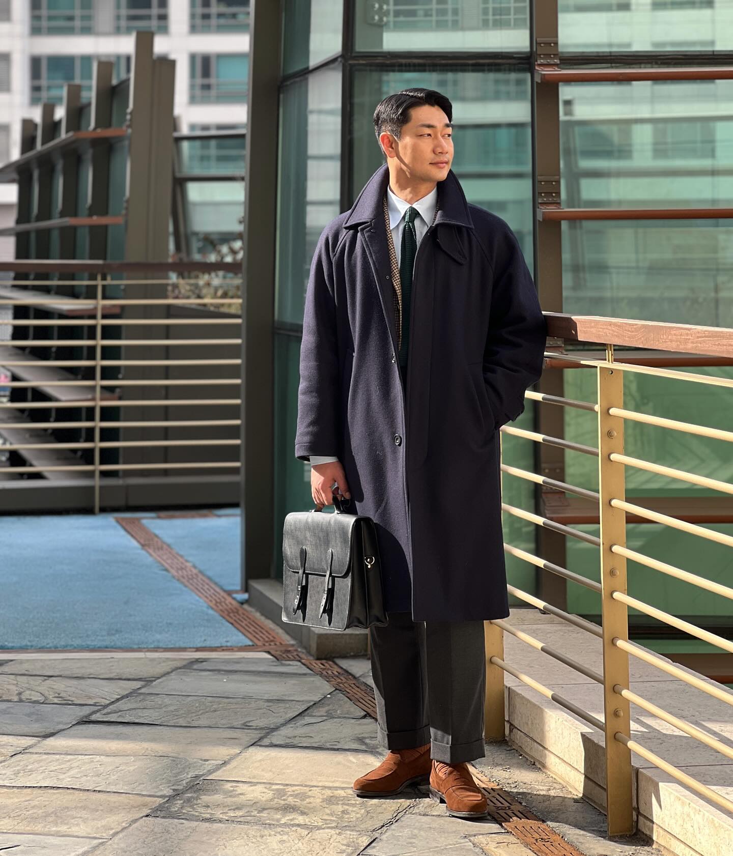 꽃샘욘

꽃샘추위가 한장인 3월 입니다.
이 꽃샘추위가 지나가면 
따뜻한 봄이 찾아 오겠죠? 🌸

지난 주말 지인 결혼식이 있어
간만에 클래식한 착장을 해보았습니다.
수트도 좋지만 요즘 약간 힘을 뺀 
세퍼레잇으로 깔끔하게 입는 것도 좋네요.
캐주얼하면서 단정하고 상하의 색상과 패턴을
바꿔주면서 입는 재미도 쏠쏠합니다.

다들 감기 조심하시고 
옷쟁이의 계정인 봄엔 가벼운 차림으로
만나요. 근데 봄옷이 좀 없는 것 같은데
이건 기분 탓 이겠죠? 아닌가? 흠👀
.
.
.
.
.
.
#브루멜테일러
#헤리티지사첼
#버윅 
#옥스포더 
#brummeltailor 
#berwick1707 
#남자자켓코디
#클래식코디
#세퍼레이트룩 
#mensclassicstyle 
#menswear
#suitup
#menscoats
