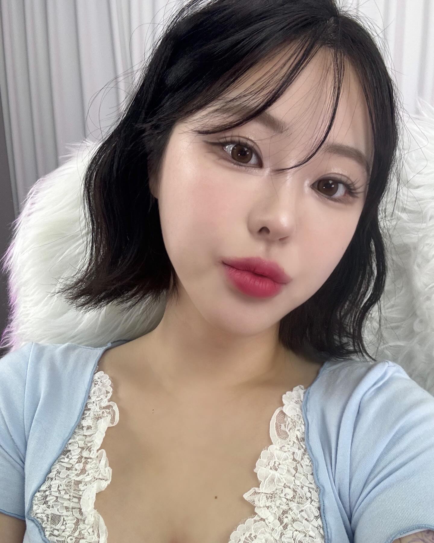 키보에서 새로운 팔레트 나와따 💗
세미스모키 무드에 톤 타지않는 컬러들이 넘 예뿌다
가루날림도 거의 없고 눈에 착붙 ,, ෆ

사용한 제품은 05 Night out 

오늘 눈화장은 다 키보코스메틱 제품들이에오 😮
래쉬는 노글루 삐삐래쉬 셀럽 사용했습니당 🎀

#키보섀도우 #폴인러브섀도우
#섀도우추천 #쿨톤팔레트 #웜톤팔레트 #eyeshadow
#キボ #キボコスメ #韓国コスメ
