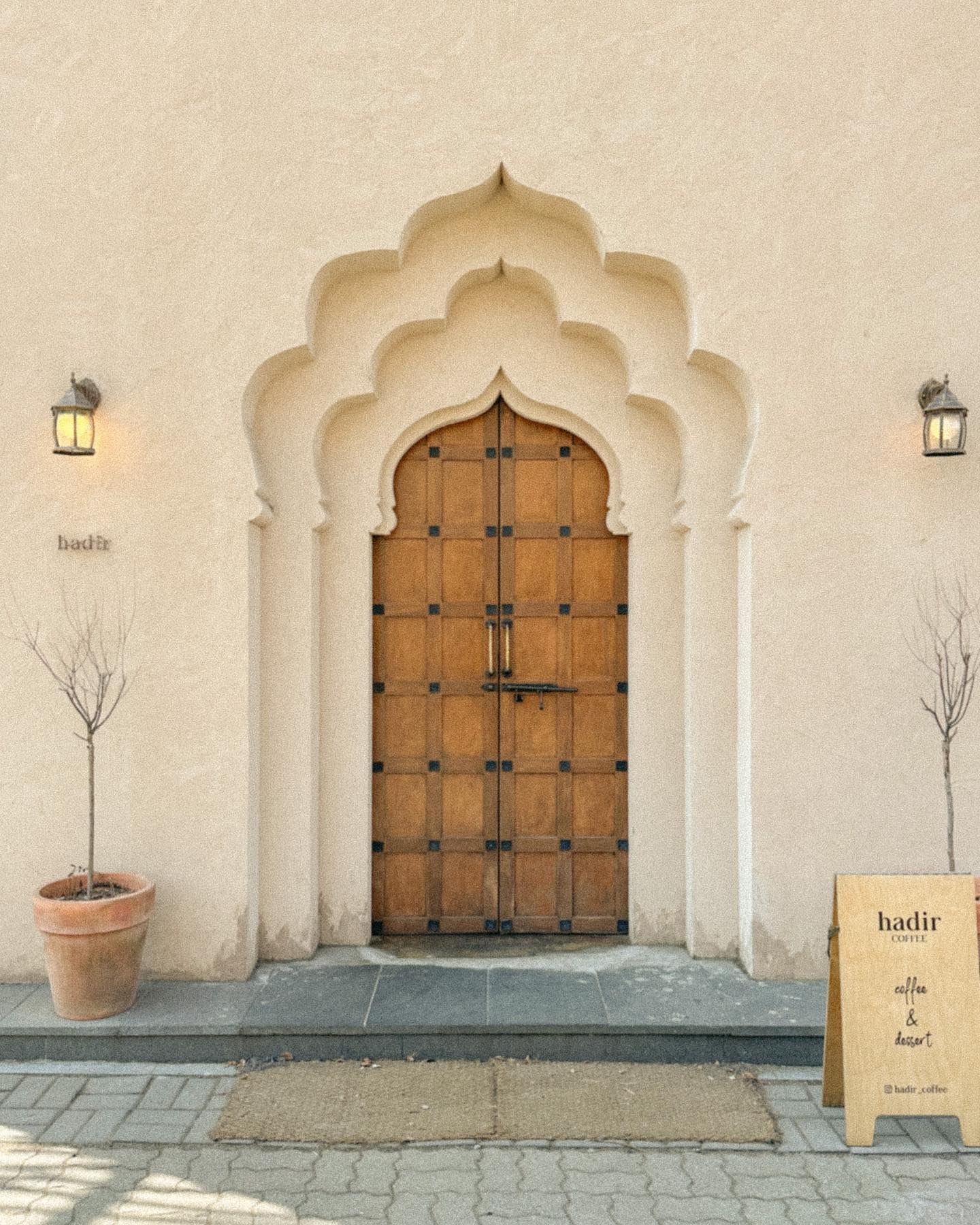 🏷️

외관은 잘 안찍는편인데 하디르외관은 찍어야지 ! 🕌

나오는 음악때문인지 향때문인지 
진짜 해외간 것 같은 기분이 들었던 카페 - 🤎🤎🤎