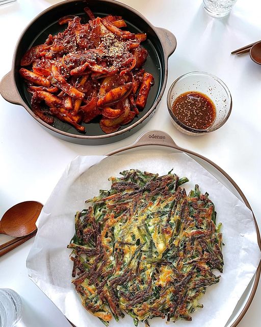 임윤숙 on Instagram: "#홈쿡 #한식
홈쿡러 머먹찌의 요리 모음 2탄 ❤️한식편❤️

🐷부추전+오징어볶음
부추전 얇게 얇게 펴서 굽굽 빠쟉하고 쫜득한 식감이 좋아요
기름지고 고소한 부추전과 매콤한 오징어볶음
이거 진짜 맛있는 조합😋

🐷소고기무국+두부부침+겉절이+오징어젓갈
소고기무국에 자연산 송이버섯 넣고 끓이잖아요???
완전 미슐랭 뺨치는 그런 맛이에요 
향긋한 송이버섯 향 말모말모👍👍
‼️자연산 송이버섯 최고‼️

🐷샤브샤브 (1인분)
양 많아도 혼자 먹었으면 1인분인거 아시죠😏
집에서 먹으면 모든 재료가 무한리필

홈쿡스타그램 #맛집 #맛집스타그램 #집밥 #집밥스타그램 #집밥메뉴추천 #맛스타그램 #밥도둑 #맛집추천 #맛집탐방 #먹방 #먹스타맞팔 #먹부림 #한식 #먹스타그램 #푸드스타그램 #일상 #기록 #데일리 #소통 #먹팔맞팔 #먹팔환영 #맞팔환영 #맞팔 #선팔하면맞팔 #먹스타 #먹방"