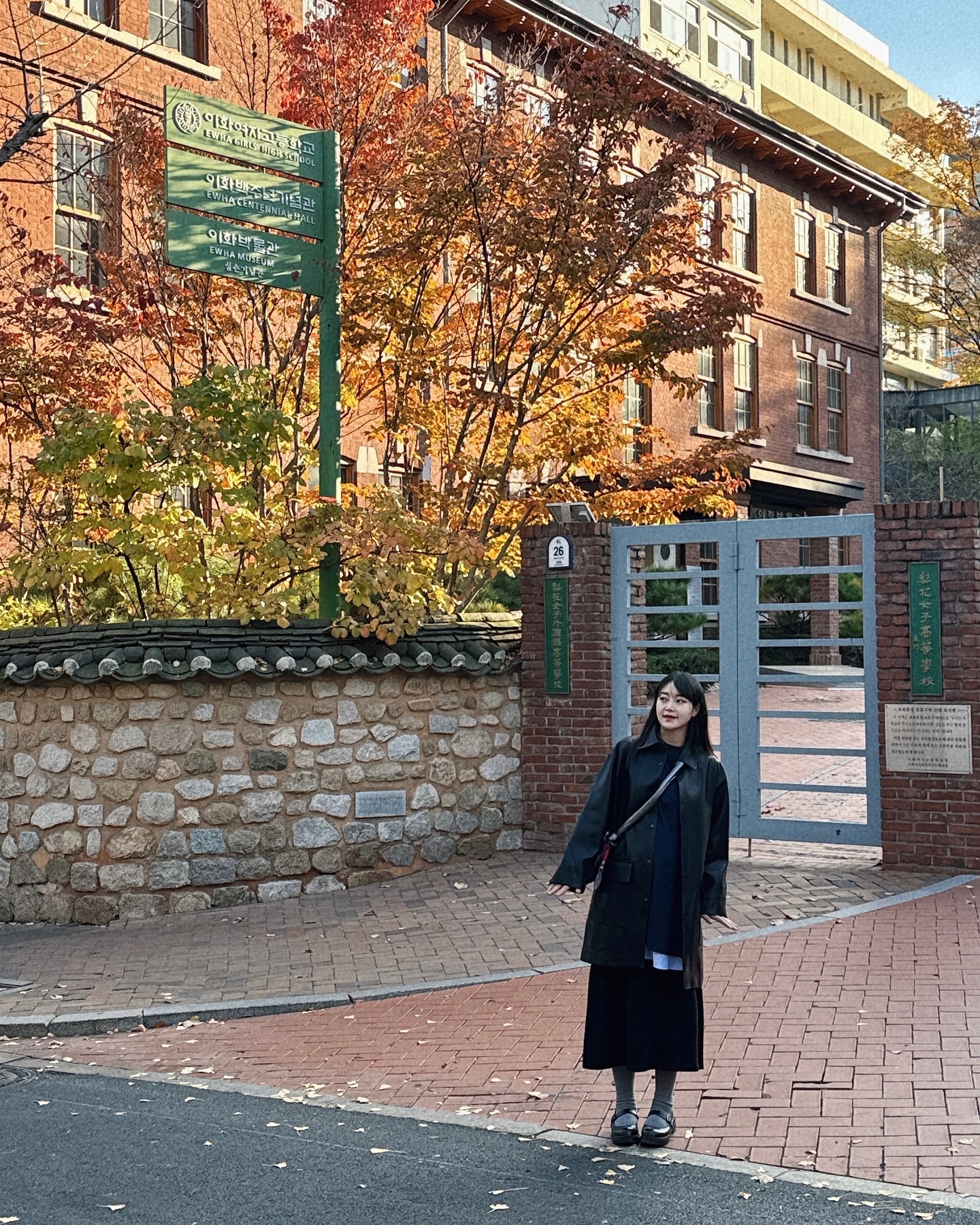 🍁🍂🌾
⠀
가을이 다 가기 전에 사랑하는 사람들과 함께 찾은 정동,,, 똑바로 걷는 법을 잊은 채 나도 모르게 뒤뚱뒤뚱 걷고 있는 만삭 임산부이지만, 어설픈 발걸음에도 은행나무 길을 아무 생각 없이 걷는 시간은 참 행복했어요...!🤎
⠀
걷다가 발견한 분위기 좋은 식당에서 예전에 스페인에서 먹었던 추억의 음식 뽈뽀를 만났어요 🐙 분위기도 엄청 좋은 곳이었는데 요리에 너무 집중한 나머지 30분만에 해치우고 나와버림,,, 다음에 가게 된다면 음식도 공간도 충분히 즐겨보는 걸로 🥰
⠀
#임산부일상 #만삭임산부 #임산부그램 #임산부소통 #34주임산부 #정동 #정동데이트 #오드하우스 #정동길 #정동길데이트 #정동길맛집 #서울시청 #서울시청데이트 #시청데이트 #중구데이트 #이화여고 #이화백주년기념관
