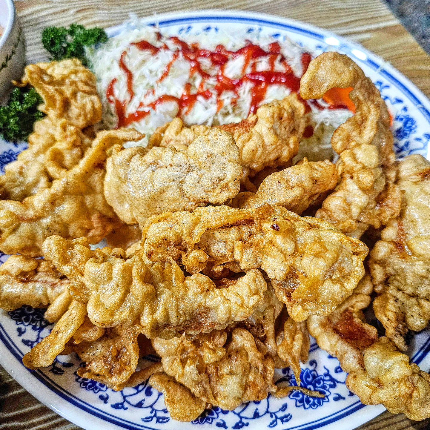 노포감성 지대루 45년된 성북동 맛집🖤 옛날 탕수육 덕후 모여💛

✔️성북동 옛날 중국집 아직도 안가본사람?👀 여기너무 가보고 싶었는데 점심때 갔더니 웨이팅 어마무시해서 포기하고😭 저녁에 다시가서 성공💕

✔️아삭아삭 씹히는 양파 가득 간짜장 탱글 면발에 스윽 부어 먹어주면 넘 달지도 넘짜지도 않고 풍미가 가득한 짜장면 존마탱👍🏻👍🏻 소스까지 벅벅 긁어먹었자냐👍🏻진한 국물 일품인 짬뽕은 안짜서 국물 꿀꺽꿀걱 완샷 때렸고오, 

✔️이집의 하이라이트는 ✨️탕수육✨️ 큼지막한 고기에 얇은 튀김옷이 바삭 입혀져서 고소하고 너무 맛나 😭 케요네즈 양배추에 탕수육 같이 먹으먼 천국😇 이거먹으로 또 갈거야😀 성북동 노포 맛집 추천😋

👑 옛날 중국집 
📍 서울 성북구 성북로8길 8

#중국집 #성북동맛집 #성북동맛집 #노포맛집 #옛날짜장면 #옛날탕수육 #탕수육맛집