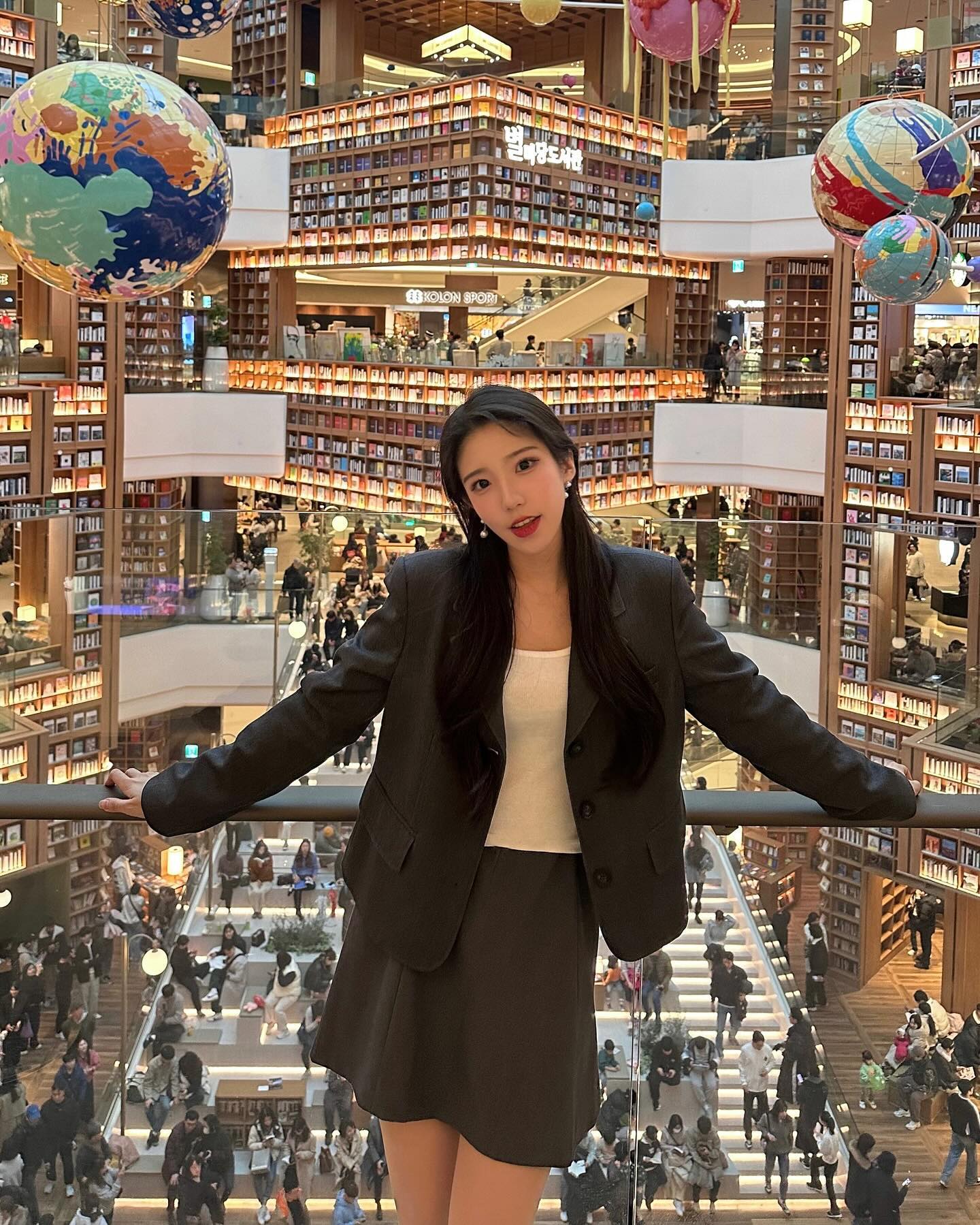 #협찬 mixxo_korea 

미쏘 자켓으로 미리 봄 준비하기 ✿ 
기장도 적당한 크롭 기장이라 입기에도 편하고
차분한 컬러감이라 깔끔하게 매치하게 좋더라구용

원단도 부드럽고 간절기에 입기 좋은 두께라 
데일리 아이템으로 손이 자주 갈 것 같아요 💭

#미쏘 #지그재그 #봄코디 #봄옷 #봄자켓 #봄신상 #데일리코디 #아웃핏 #데일리룩