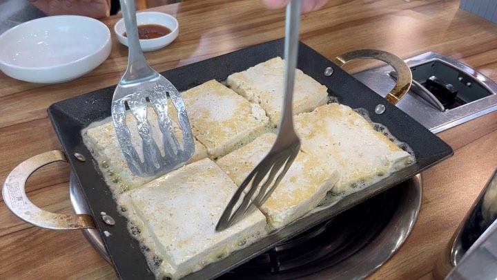 [춘천 현지인 맛집]춘천 맛집 들기름막국수가 맛있는 메밀회관

춘천맛집 들기름막국수가 맛있는
메밀회관을 방문했는데요!
​
주차공간도 넉넉하고 지금 가정의 달이라 매주 수요일마다 막국수를 5천원의 할인된 가격으로 먹을 수 있는 이벤트도 하시더라구요!!
후한 인심에 친절한 서비스까지 어느하나 빠지는 것이 없었던 춘천맛집 메밀회관이었습니다 ㅎㅎ

사장님도 훤철하시고 가정의 달 이벤트도 진행하시고 인심이 좋으셔서 음식양도 푸짐하고 진짜 맛있더라구요..👍
매장도 넓어서 회식이나 모임하기에도 적합했고요. 가족끼리도 많이들 방문하시는 것 같았어요~
저랑 남자친구는 회막국수와 들기름막국수, 두부구이 이렇게 주문했는데 맛있게 먹는 방법까지 친절하게 써져 있어서 좋았어요!!
따라 먹으니 진짜 후회없는 맛이었어요💕

​
#춘천닭갈비 #춘천맛집 #춘천현지인 #맛집닭갈비 #막국수맛집 #춘천막국수 #춘천두부구이 #춘천현지인맛집 #춘천찐맛집 #춘천가족모임 #춘천가족식사 #춘천가족맛집 #춘천회식 #춘천모임장소 
​