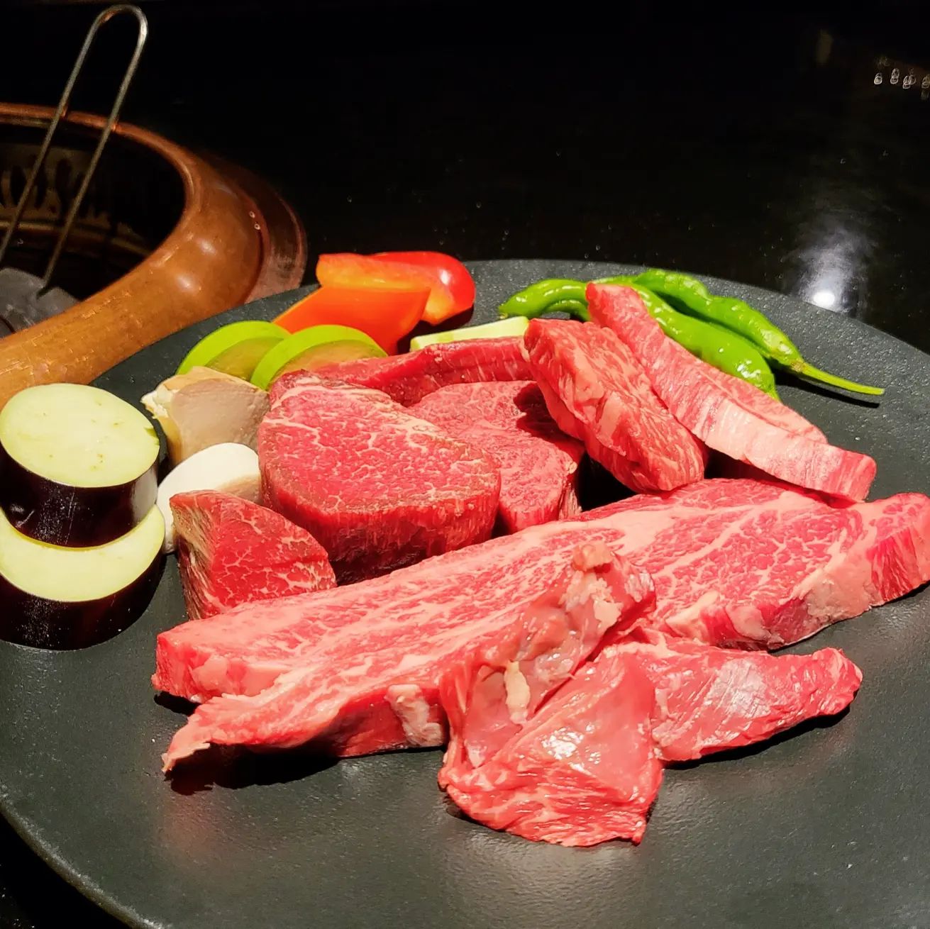 🐮소고기 맡김차림🐮

<우담화>
대전 서구 둔산남로180번길 25

우담화 맡김차림 코스 ⭐⭐⭐⭐⭐

소고기로 맡김차림을 먹어본건 처음이였는데도 불구하고 대만족이였다!
다양한 메뉴선정부터 정성스러운 요리와 친절한 설명에 좋은시간을 보낼 수 있었다. 메인이 3번으로 나뉘어져있어 메뉴와 부위를 설명해주셨고 그 덕분인지 더욱 맛있게 음식을 즐길 수 있었다. 
소고기를 이용한 요리들도 참 좋았고 본연의 맛을 즐길 수 있게 부위별로 구워서 제공한 고기들도 정말 맛있었다!
새우살, 등심 육회비빔국수는 내 원픽😘❤ (궁채장아찌도 진짜 맛있다)
후식으로 나온피스타치오 아이스크림까지 완벽-☆

#우담화 #소고기맡김차림 #오마카세 #우마카세