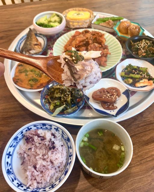 김새롬 on Instagram: "집밥단소 푸집한 한상차림
.
#제주도맛집 #제주도밥집 #애월맛집 #애월밥집 #집밥단소 #정갈한밥상 #제주여행 #제주도여행 #밥상 #혼자여행 #혼자여행하는여자 #먹스타그램 #맛스타그램 #여행스타그램 #여행기록"