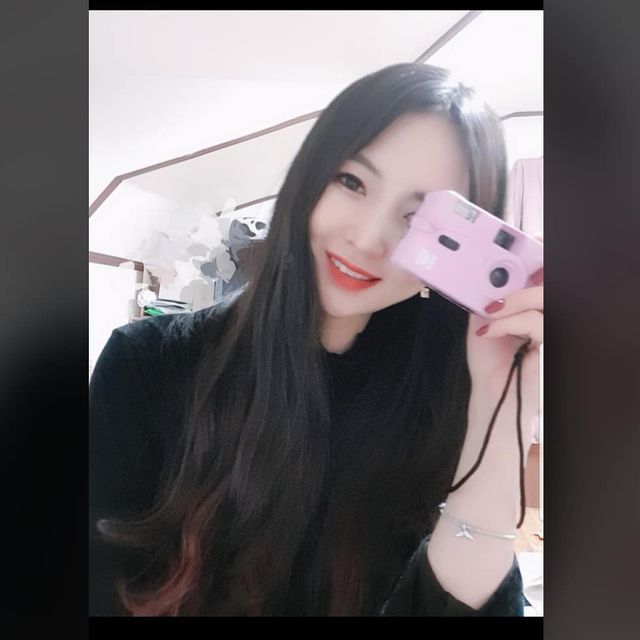 아름다울美, 밝을昭 on Instagram: "필름카메라 📷 느낌 완전히 좋아버리는거지 ✧•̀.̫•́✧ 색감 봐요 너무 예쁜거 아녜요? 저렴한 가격으로 예쁜 필름카메라를 구매할 수 있어요! 곧 인화