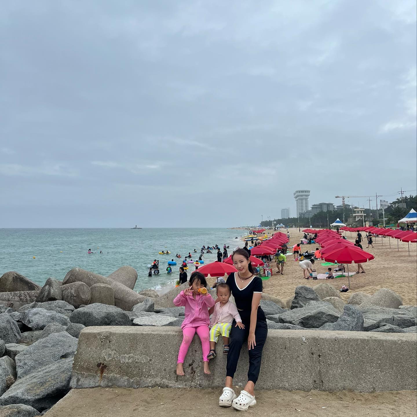 #지난기록 #강릉 
극성수기 첫 민박
바다 바로 앞이라 애들 좋아죽음
끝나지 않는 모래&물놀이&불꽃
몇 번이나 애들을 씻겼는지🤔🤔