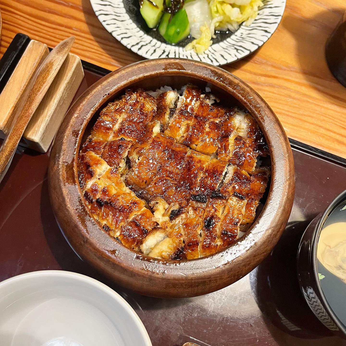 교토 가신다면 꼭 먹아야 할 장어덮밥 맛집,
#KyoUnawa #쿄우나와

니시키 시장 근처에 있어서 시장 가는 김에
가기 좋은 장어덮밥 맛집이에요!

웨이팅 많기로 소문나서
저희는 11시 오픈 시간에 맞춰서
10분 전에 도착했는데도 이미 줄서있더라구요..

그나마 아주 조금만 기다려서 먹을 수 있었는데
기다려서 먹을만한 장어덮밥의 맛이 아주 좋았어요.

비린맛도 없고 장어도 부드러운데
숯불향도 은은하게 나는게 너무 맛있더라구요.

특히 히츠마부시로 주문하면 오차즈케를
먹을 수 있도록 육수가 함께 나오는데
마지막까지 맛있게 먹을 수 있었어요.

분위기도 고급스럽고 맛도 고급스러워서
다음에 교토 온다면 또 오고 싶더라구요.

다 먹고 나오는데 길게 늘어선 줄 ..

미리 예약하시거나 오픈시간에 오시길
추천드립니다 😃

-

📍 Kyo Unawa 京うな和本店 _ #교토

💳 히츠마부시 (Deluxe) 4500円
💳 히츠마부시 (Extra Special) 6500円