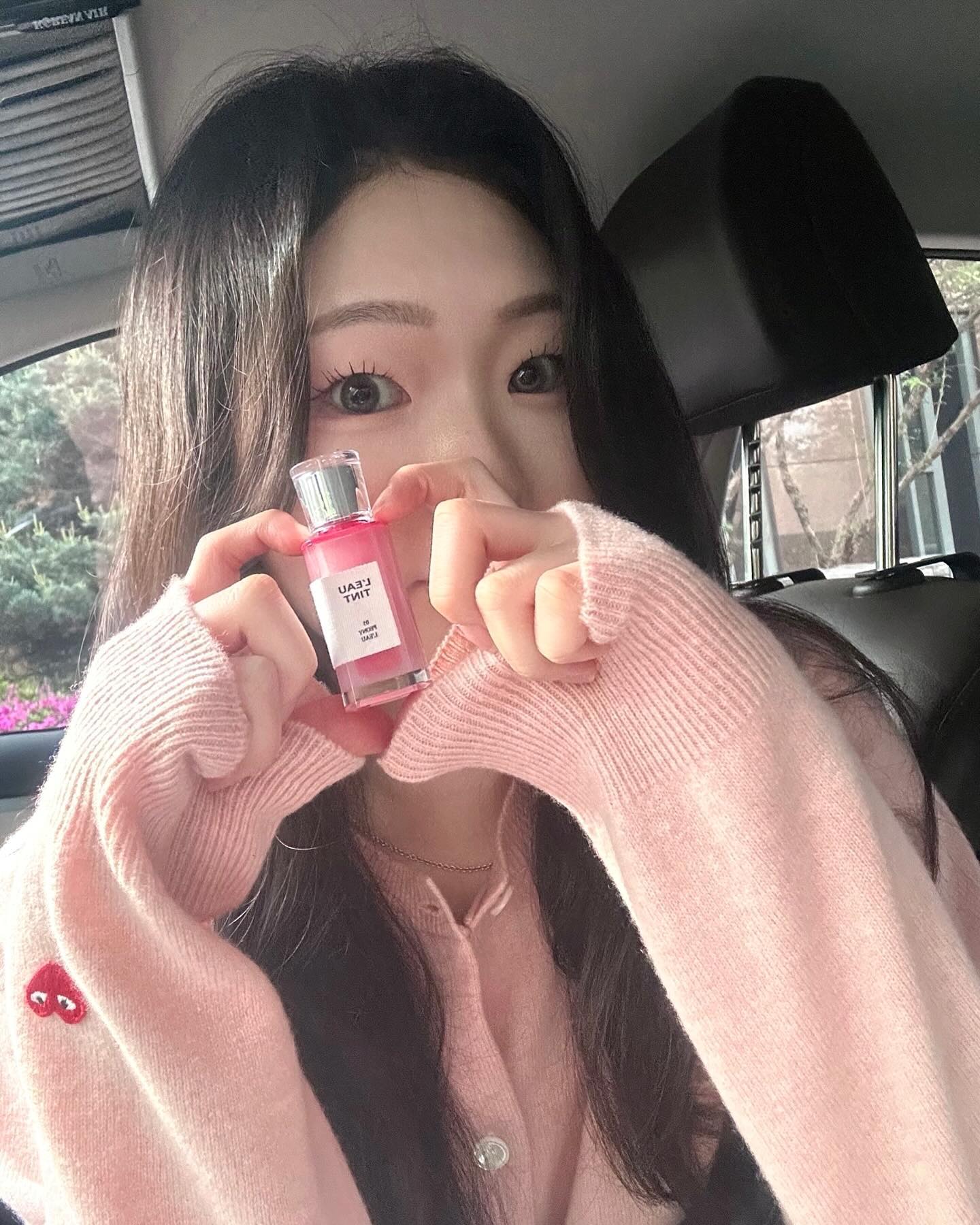#협찬 예쁜 색감에 빠져 요즘 매일 바르는 삐아 로틴트❤️💄

수분감 가득 가벼운 제형이라 한번만 발라도 맑고 투명하게 수채화처럼 올라오더라구요!

사실 이런 제형은 시간이 지나면 요플레현상이 생기기 마련인데 삐아 로틴트는 요플레현상 없이 자연스럽게 픽싱되어 오랫동안 예쁜 발색을 유지할 수 있었어요😃

또 레이어링 할수록 탁해지기는 커녕 오히려 맑고 선명하게 발색되어서 더 예쁘다는••💖

저는 5호 피오니 로 색상을 발라보았는데 부담스럽지 않은 예쁜 푸시아 핑크라 쿨톤 분들께 강추드려요!

패키지도 고급지고 예쁜데다가 올리브영 매점에도 입점되어 있으니 다가오는 봄에 친구나 애인에게 선물하면 예쁨 왕방 받을 것 같은 제품이었어요🎀

이번 봄, 삐아 로틴트로 입술도 함께 봄맞이 꽃단장 해보아요❤️🌸

#협찬 #삐아 #삐아색조맛집 #bbia #로틴트후기 #삐아로틴트 #삐아인증이벤트 #올리브영 #틴트추천 #쿨톤립 #립메이크업 #립추천 #모델